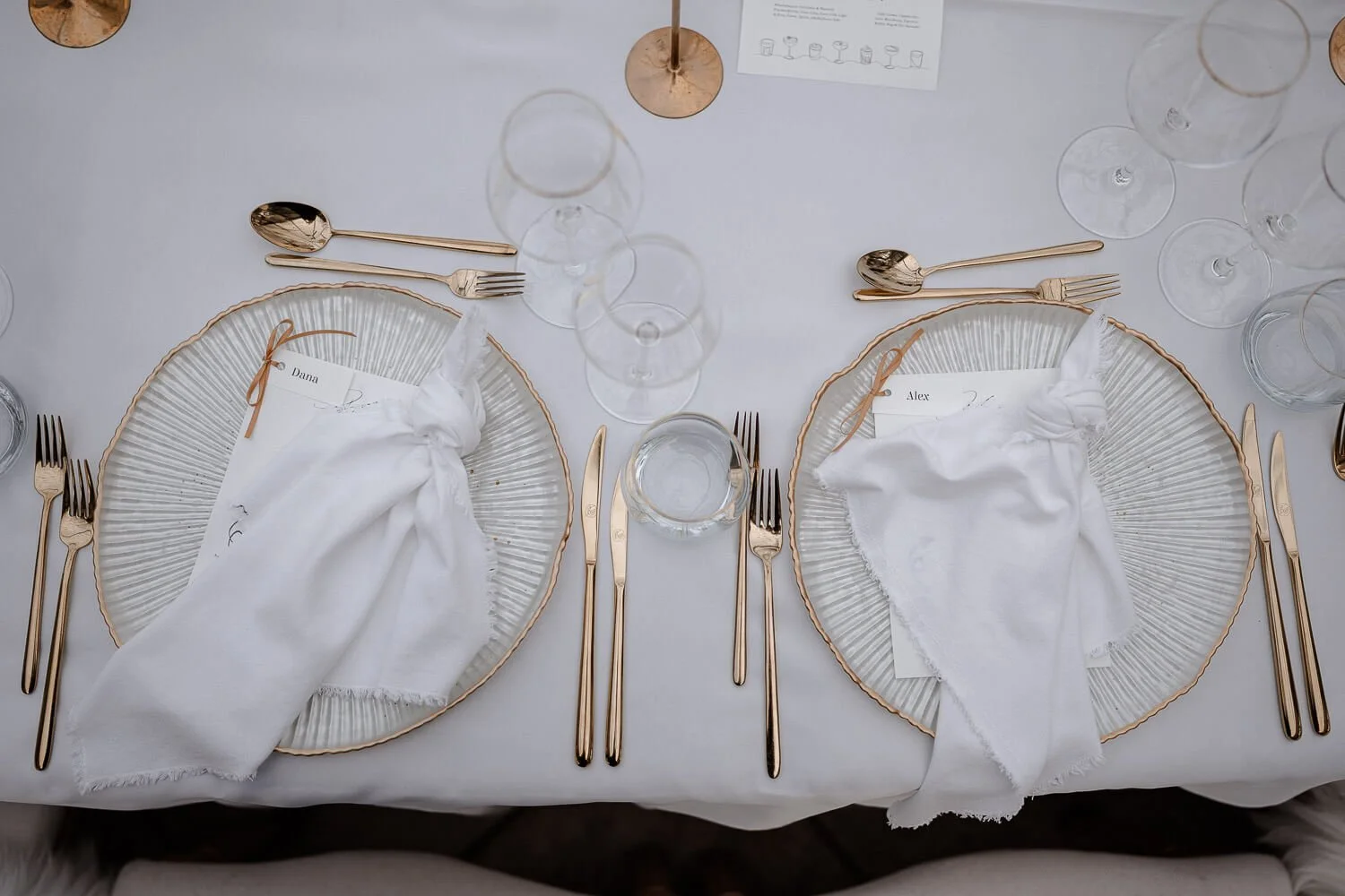 Fine-Dining Table Setting – moderne Hochzeitstafel mit Goldakzenten
