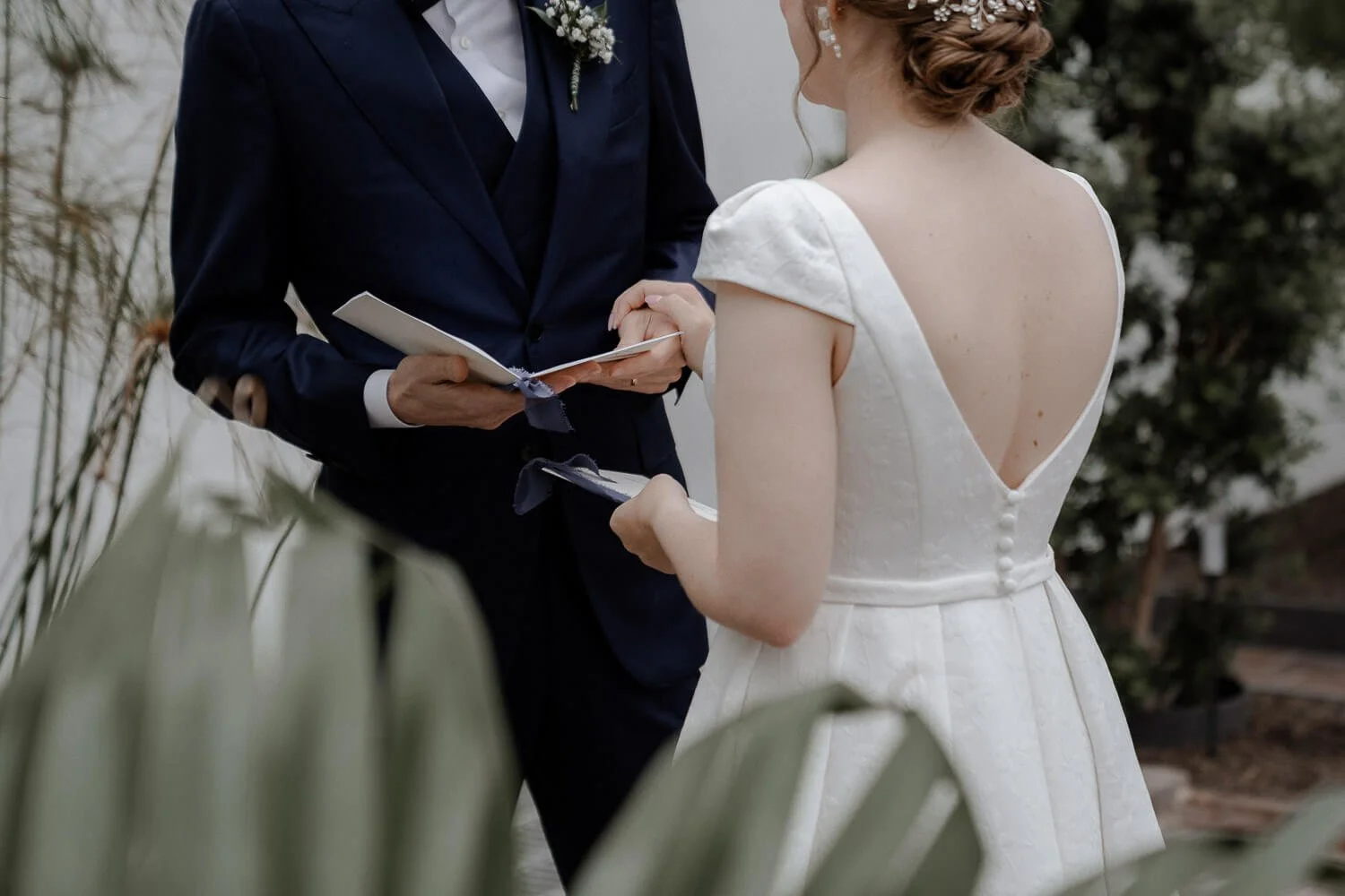 Brautpaar liest Ehegelübde