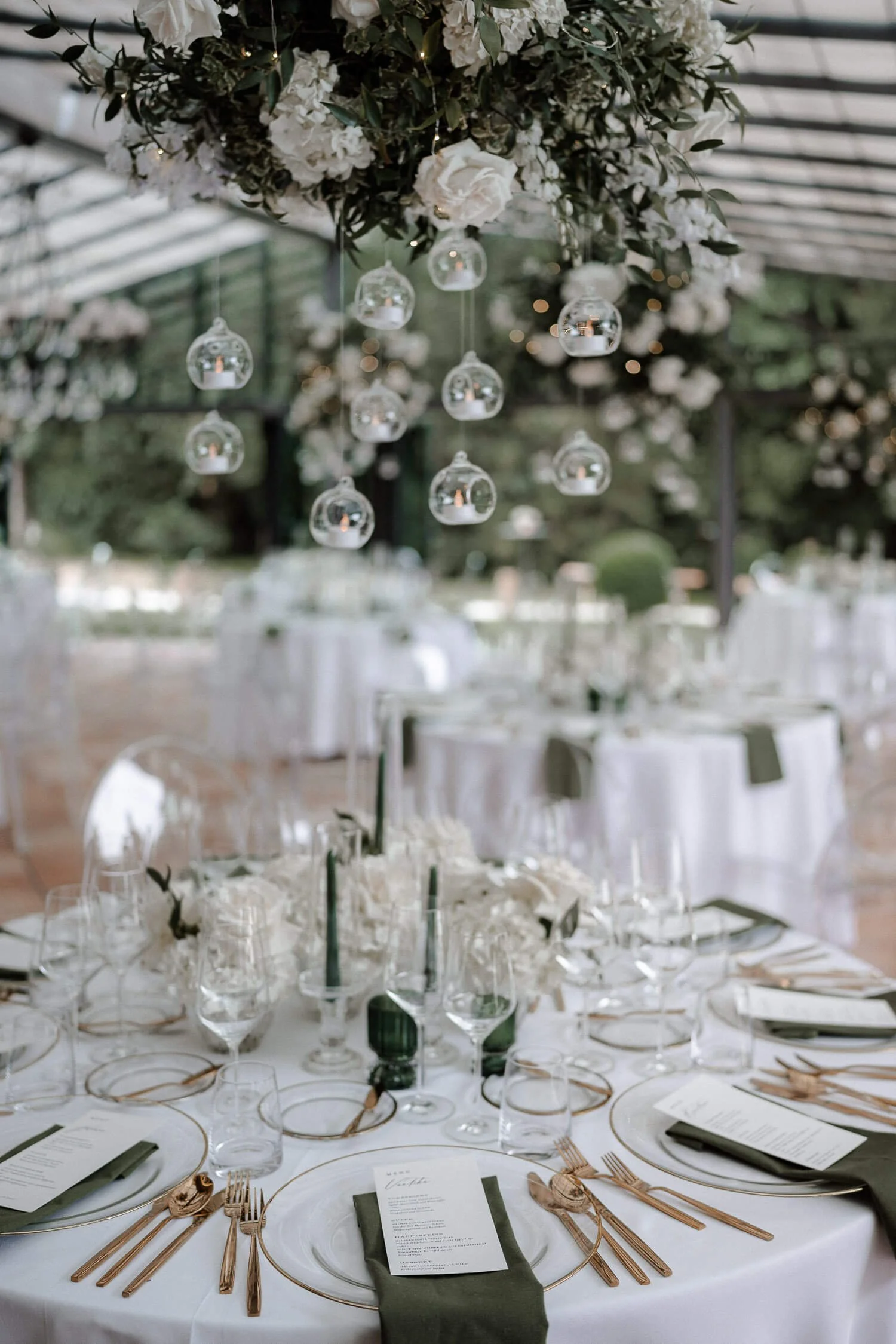 Elegante Hochzeitstafel im La Villa am Starnberger See mit Floristik und Kerzen