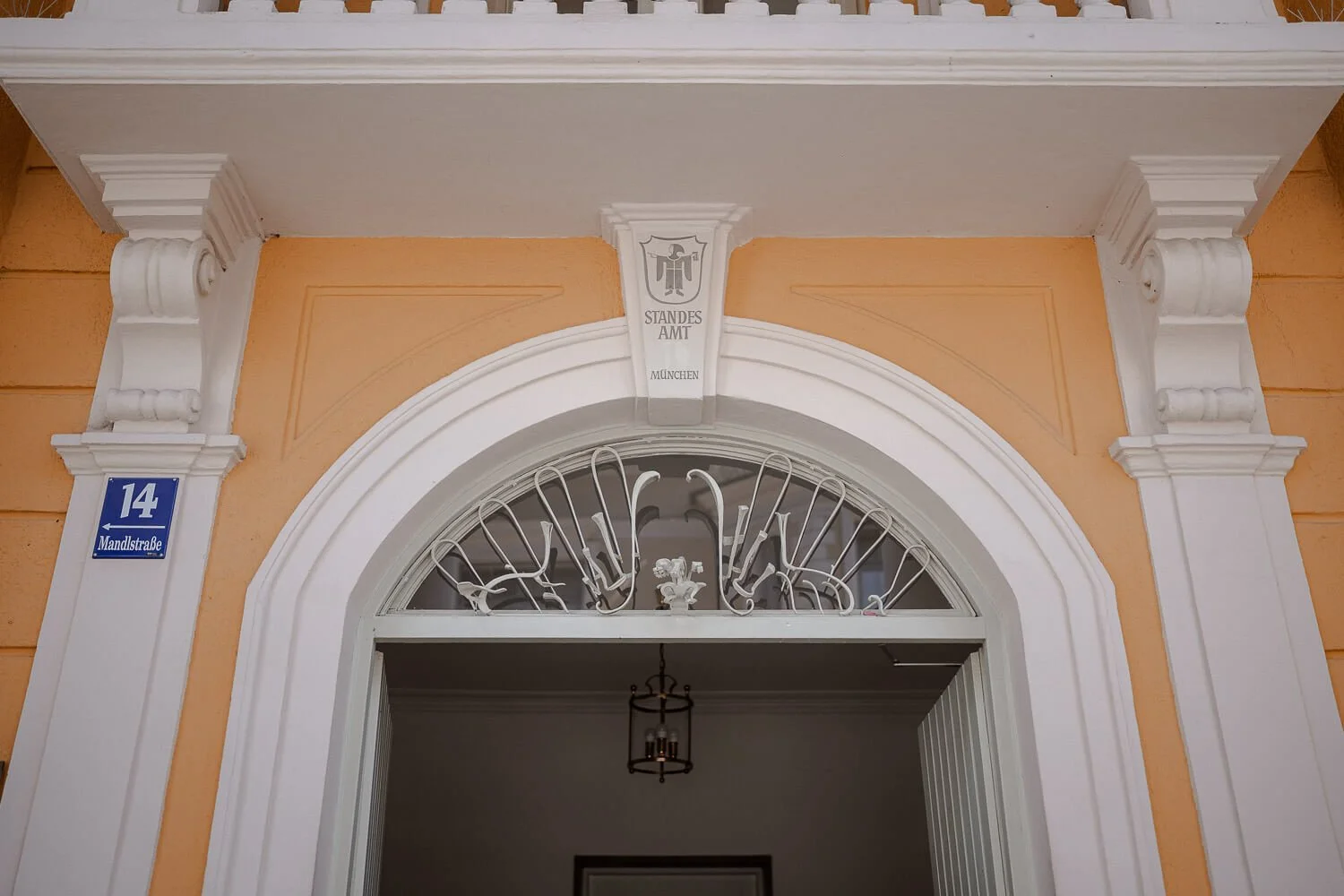Eingang des Standesamt München Mandlstraße mit Hausnummer 14
