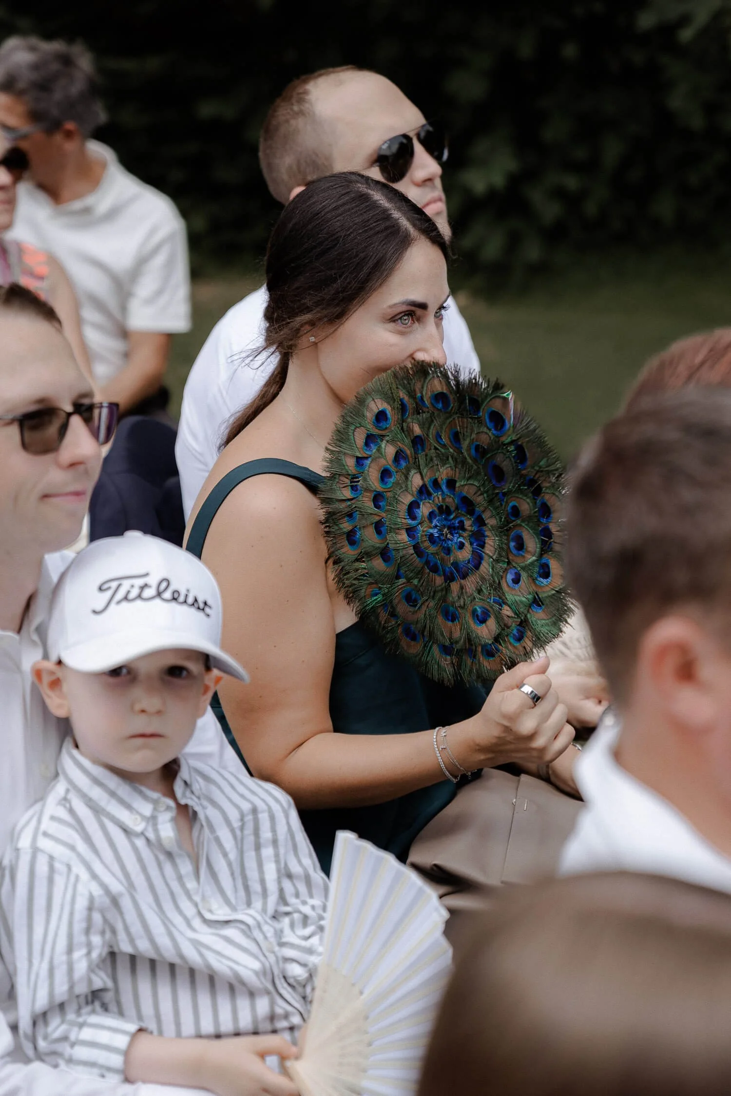 Hochzeitsgast mit Fächer aus Pfauenfedern im La Villa Starnberg