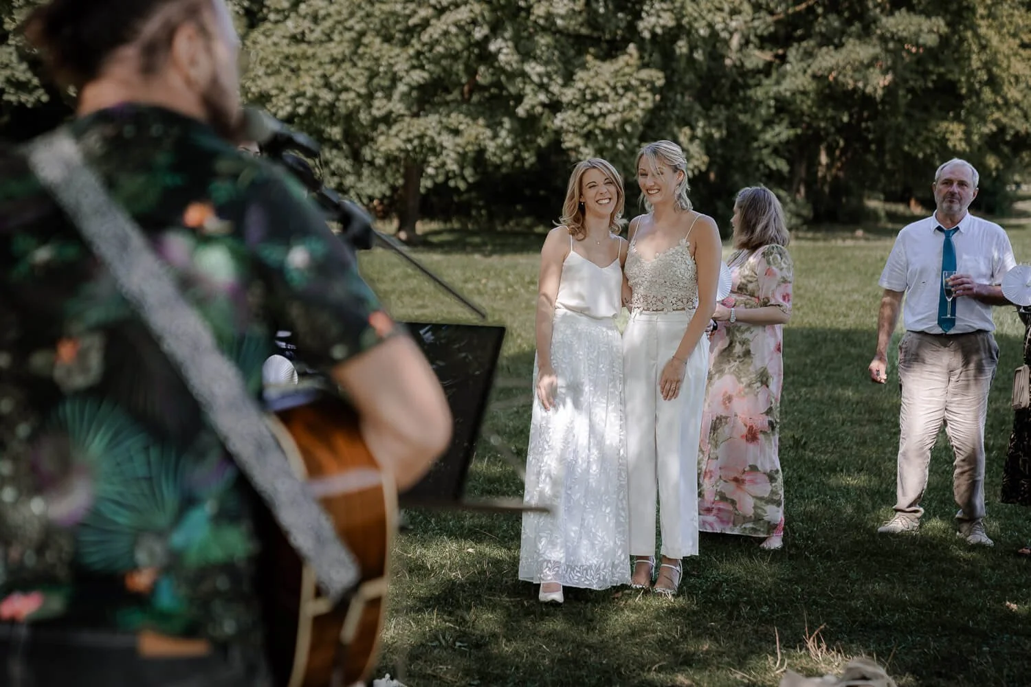 Live-Musik für Hochzeitspaar im Grünen nach Trauung