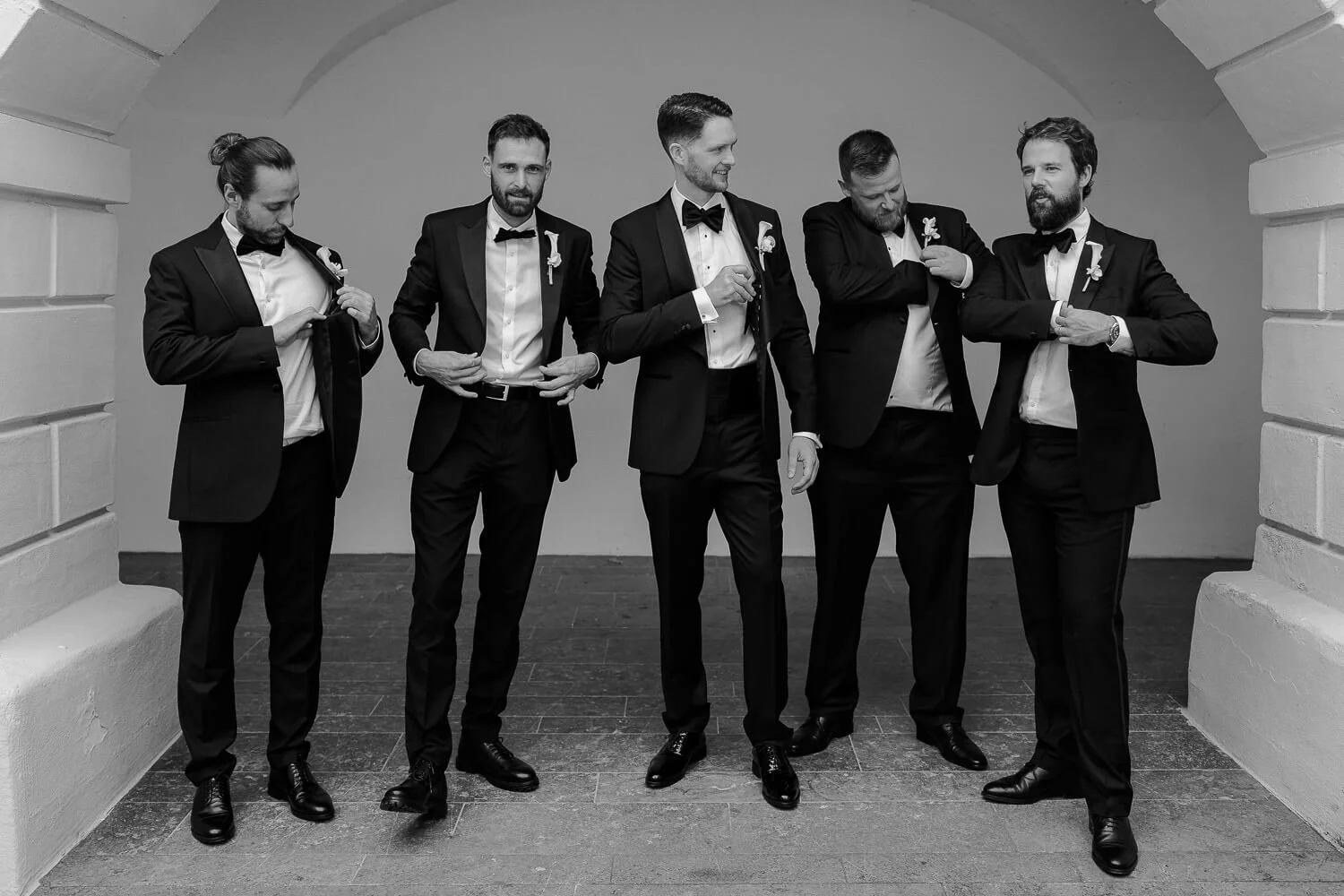 Bräutigam und Trauzeugen in Schloss Hohenkammer – Stilvolle Hochzeitsvorbereitung im eleganten Smoking.