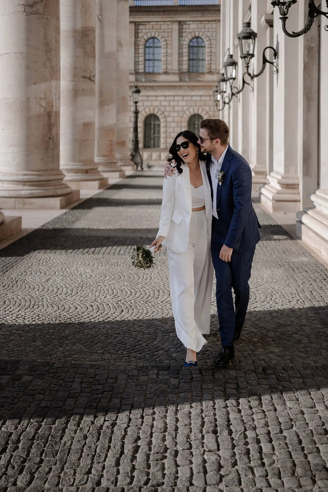 Standesamtliches Brautpaar im modernen Look in München – moderner Hochzeitsfotograf