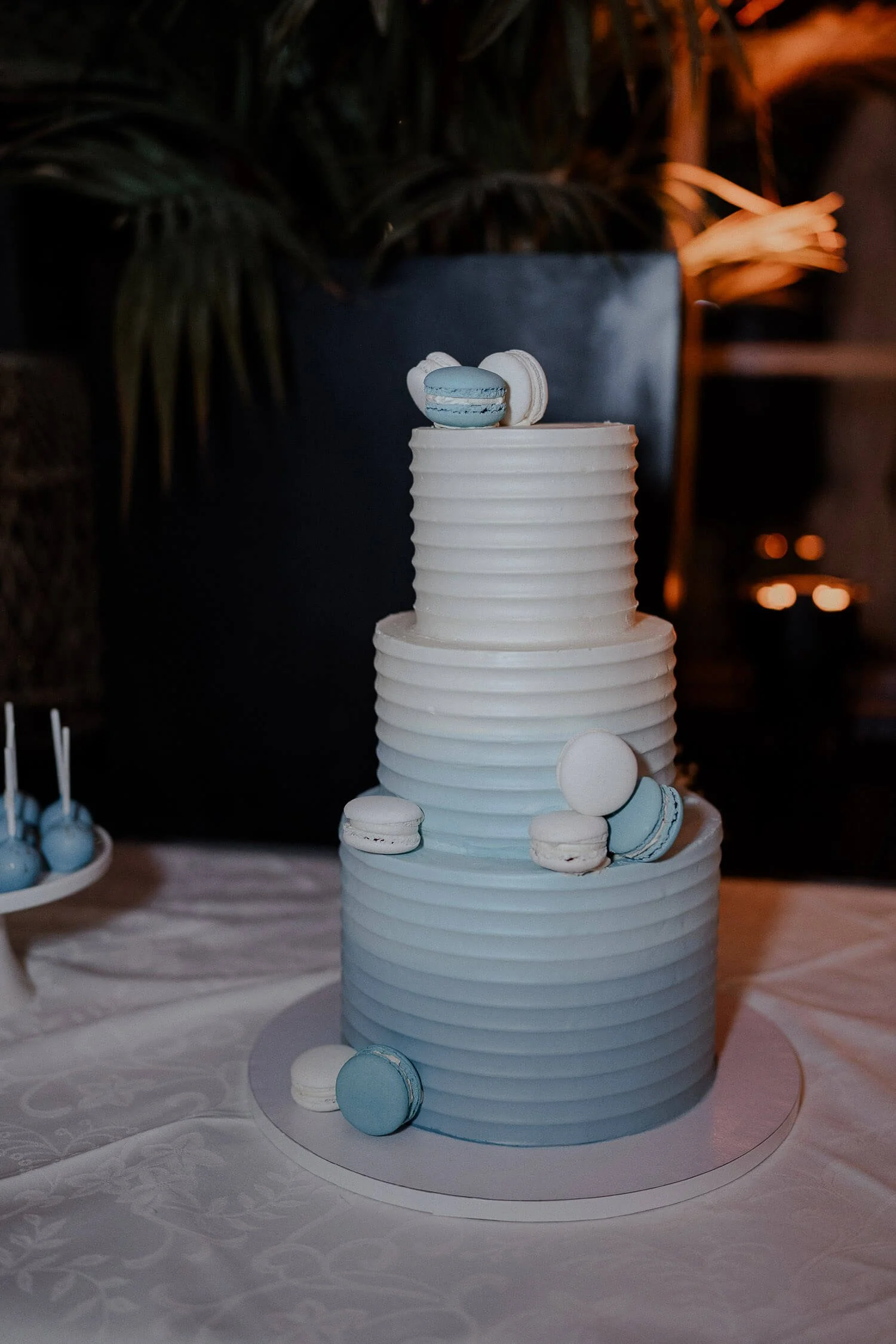 Dreistöckige Hochzeitstorte mit Macarons in Weiß und Hellblau