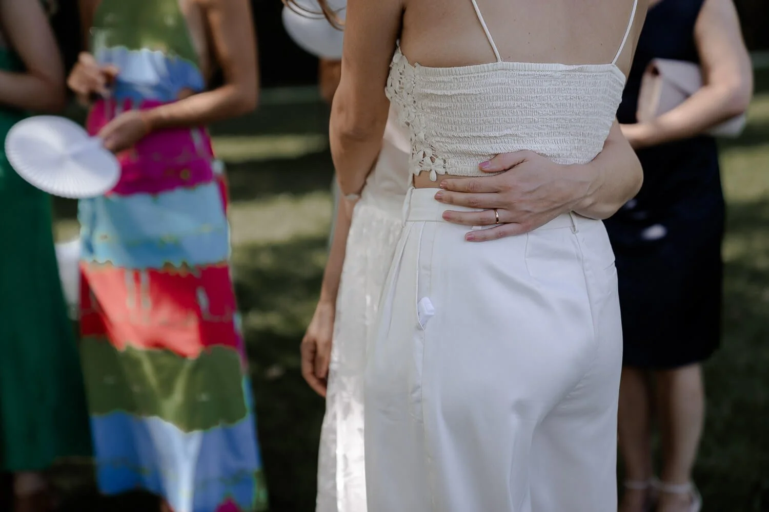 Umarmung beim Sektempfang nach Hochzeit