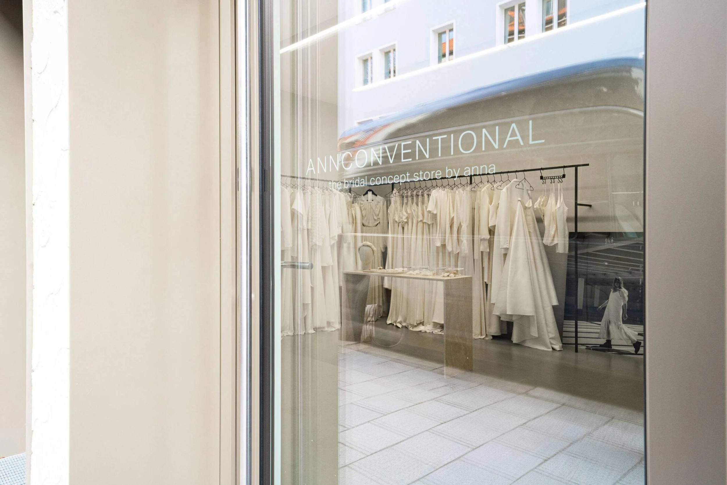 Brautmodengeschäft München: Schaufenster mit Brautkleidern und Store-Logo