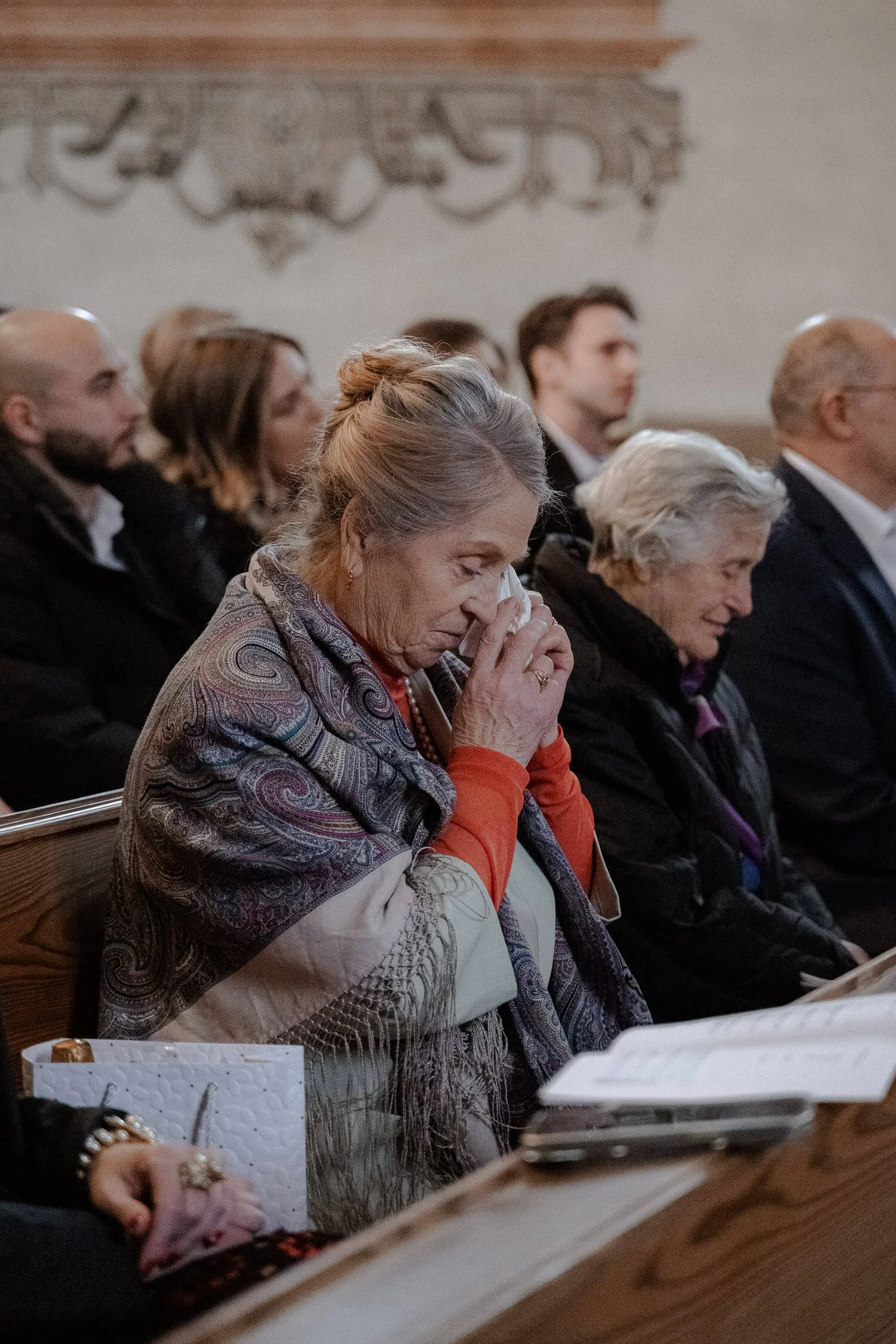 Oma-Weint-Kirche-Hochzeit.jpg