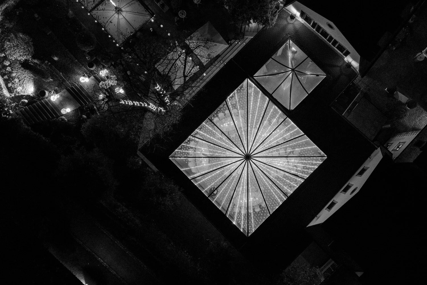 Drohnenfoto bei Nacht – Lichtermeer über der Morrhof Hochzeitslocation