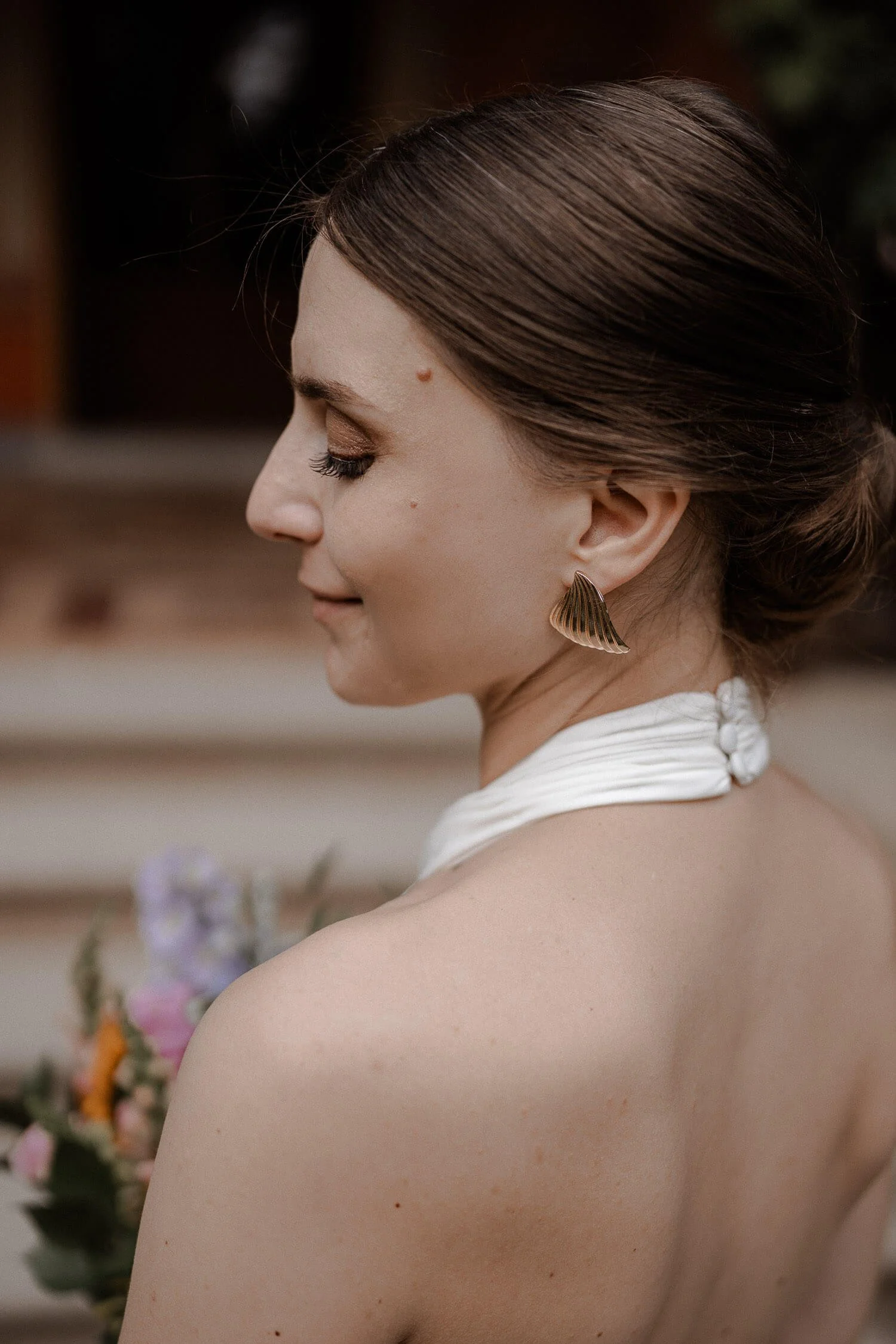 Braut Portrait Profil (Detail Ohrring, Dutt, offener Rücken, Bouquet bokeh) – braut portrait roseninsel details