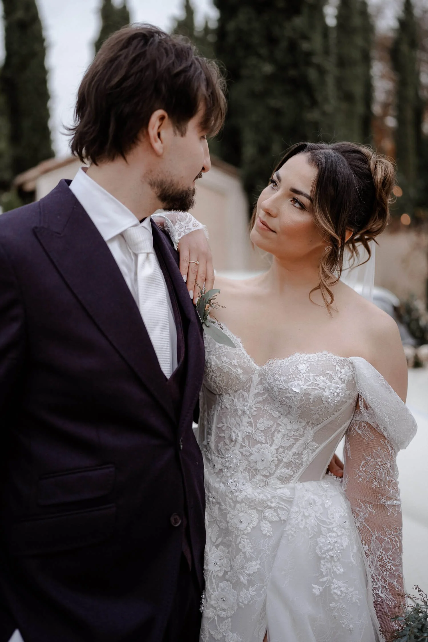 Blicke-Brautpaar-Hochzeitsauto-Morrhof.jpg