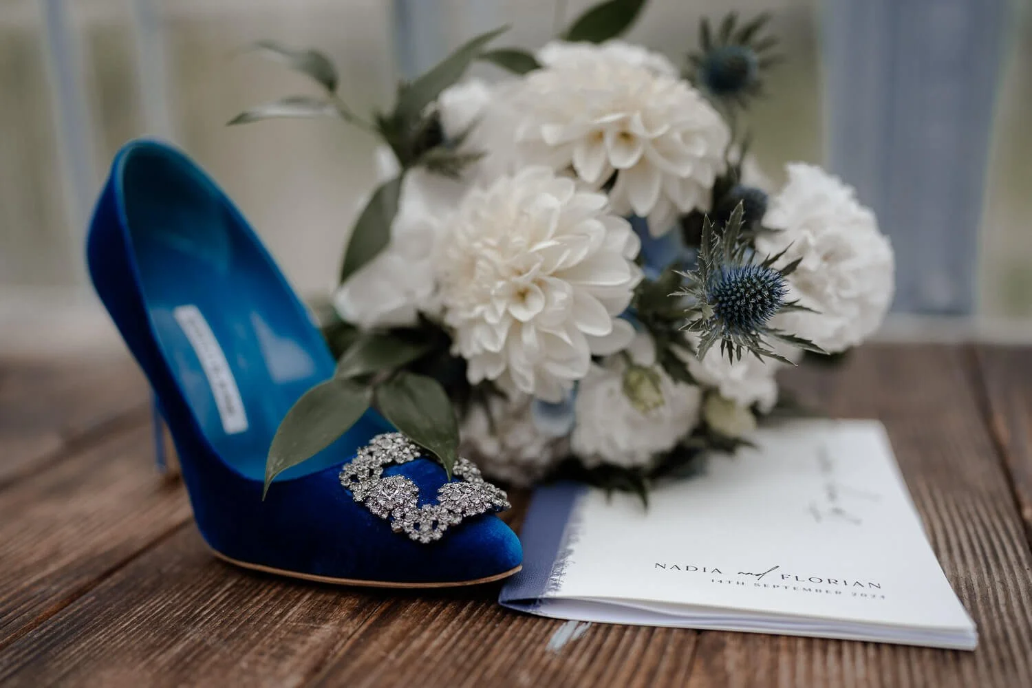 Hochzeitsdetails mit Brautschuhen und Blumenstrauß