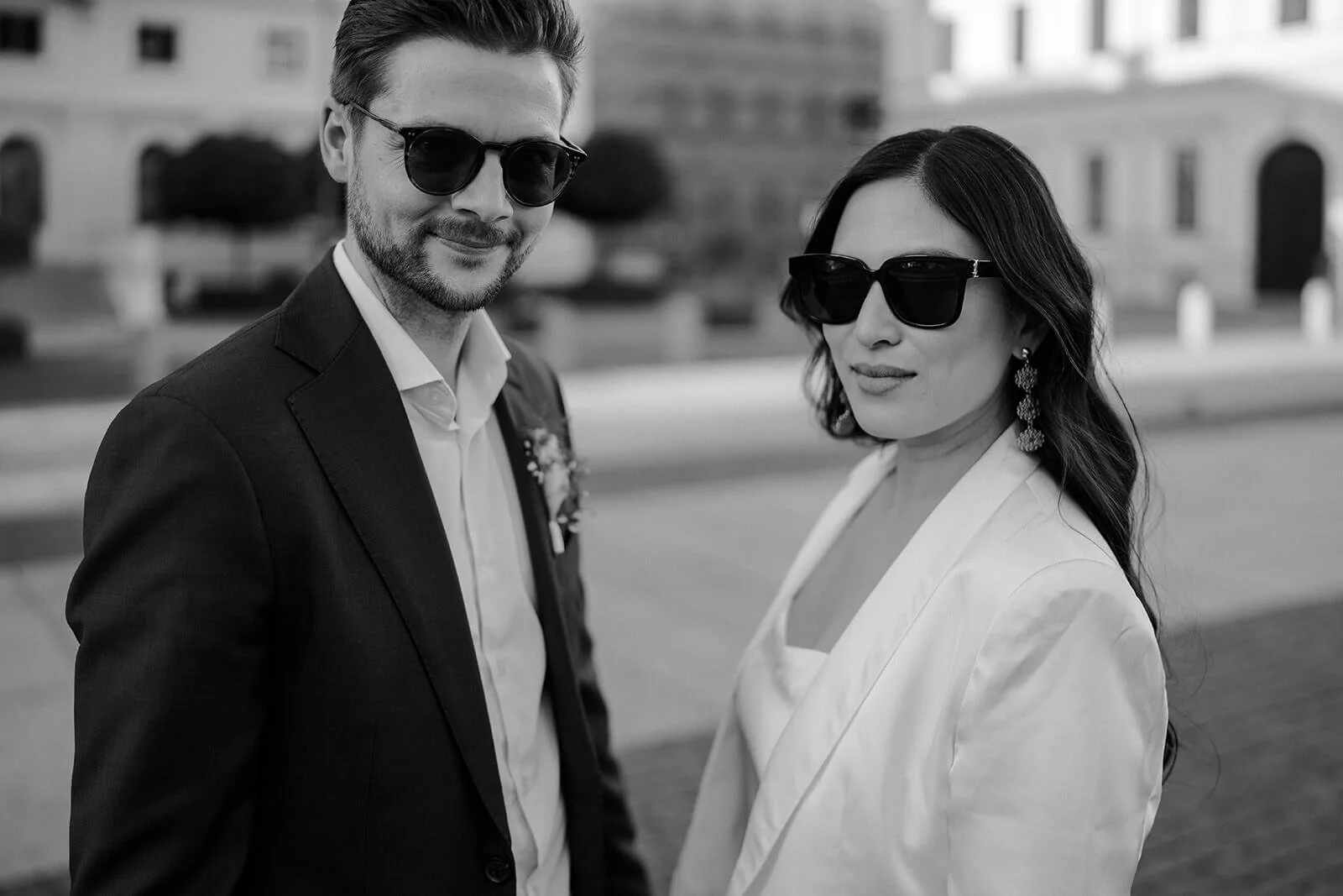 Brautpaar mit Sonnenbrillen auf einem Platz in München