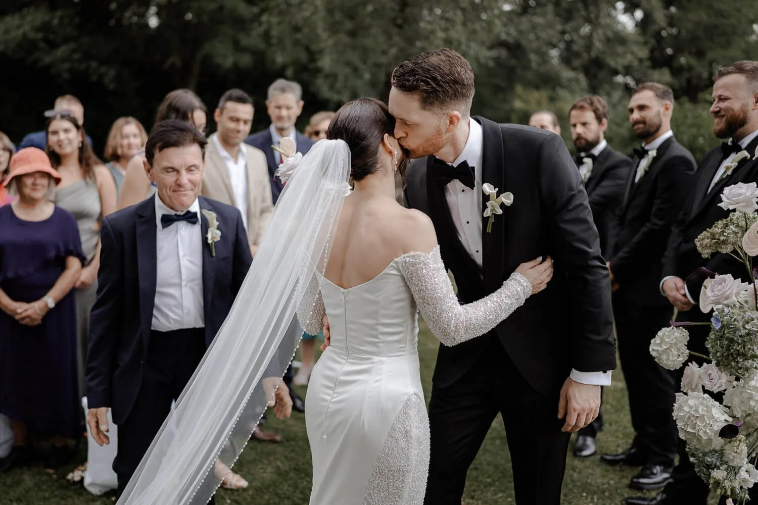 Kuss nach der Trauung im Garten, festgehalten vom Hochzeitsfotograf München