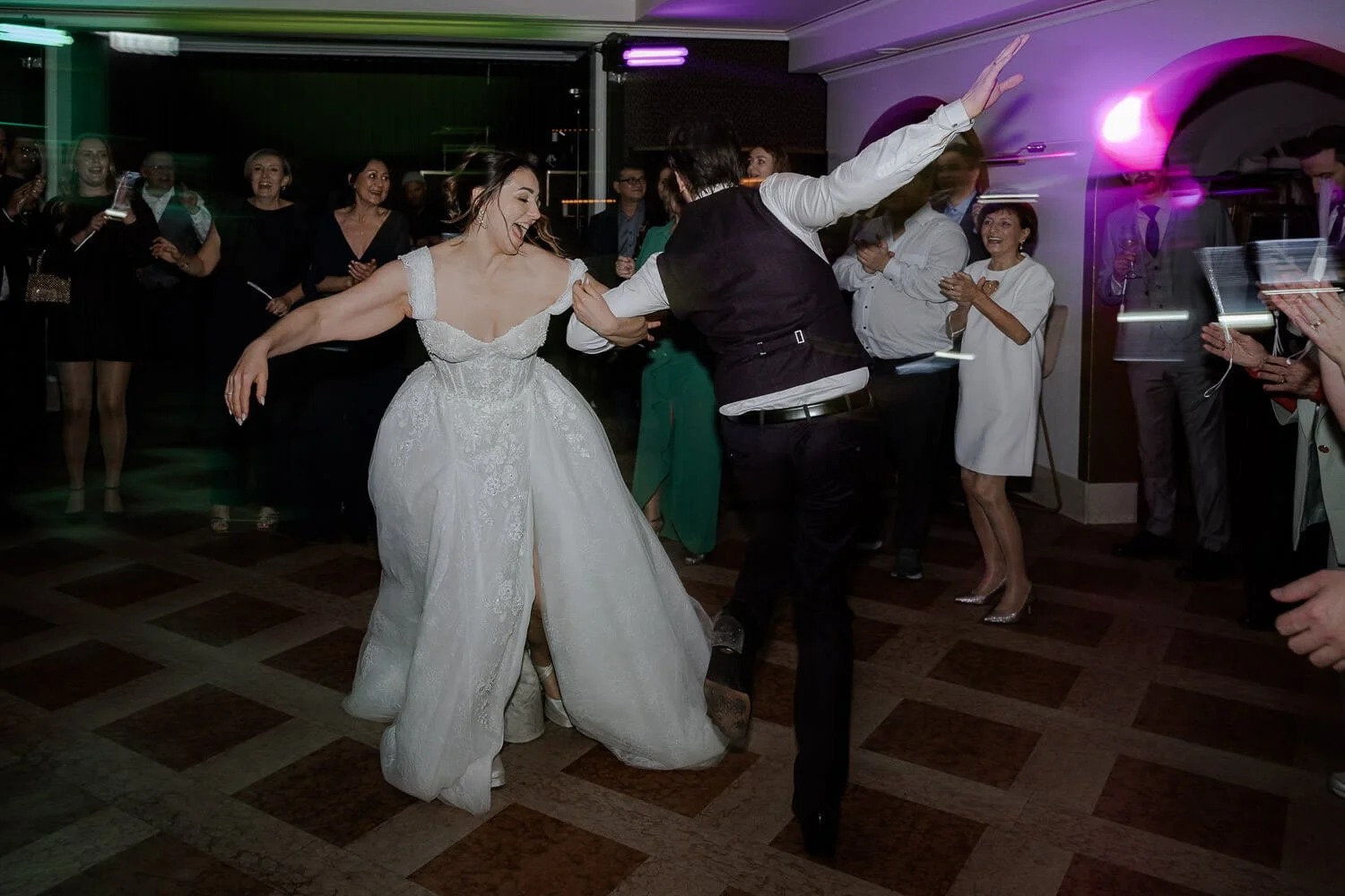 Dancefloor-Action – wirbelnder Move vom Brautpaar, alle feuern an im Morrhof