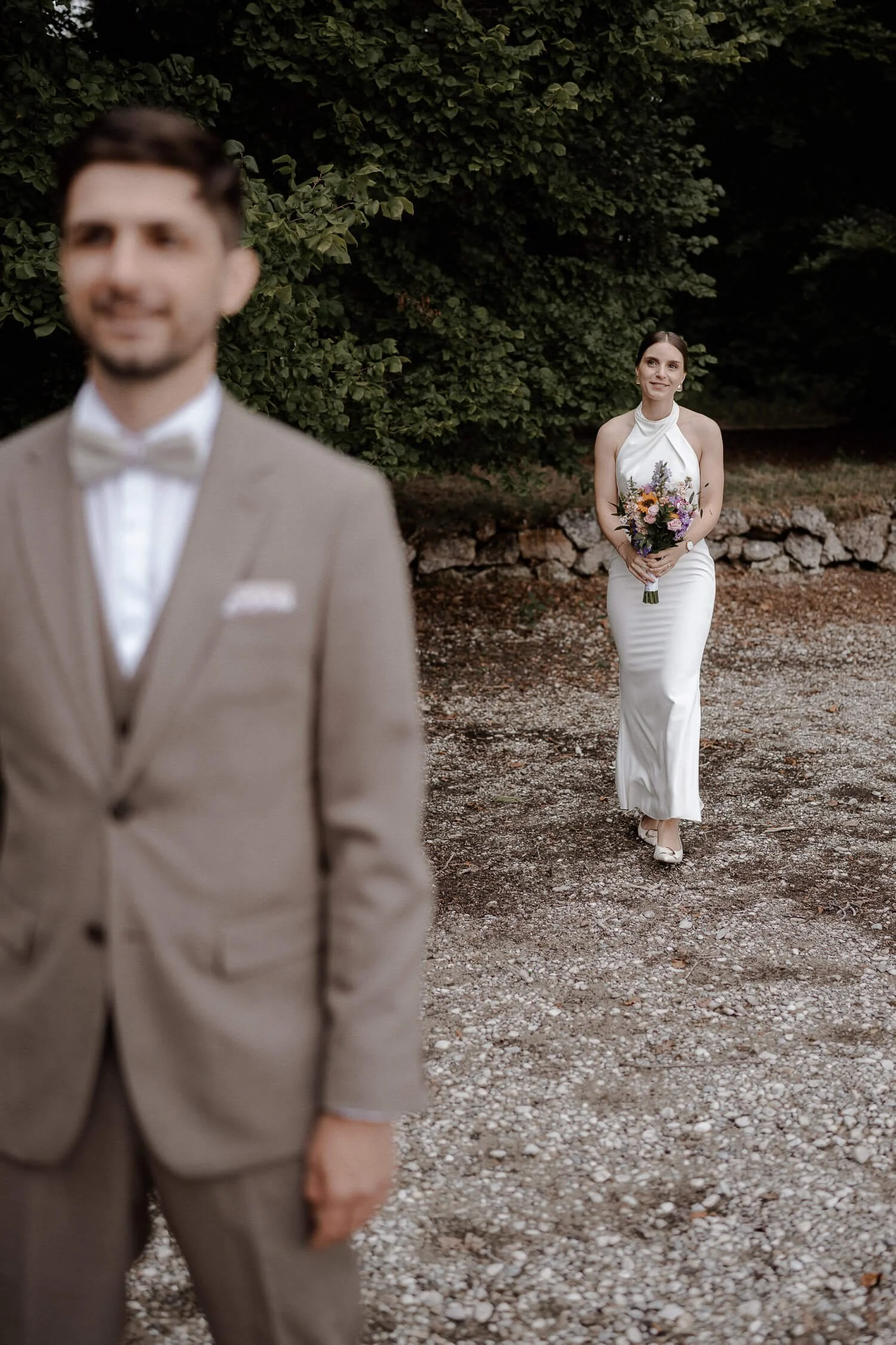 Braut läuft zum Bräutigam beim First Look – heiraten auf der Roseninsel