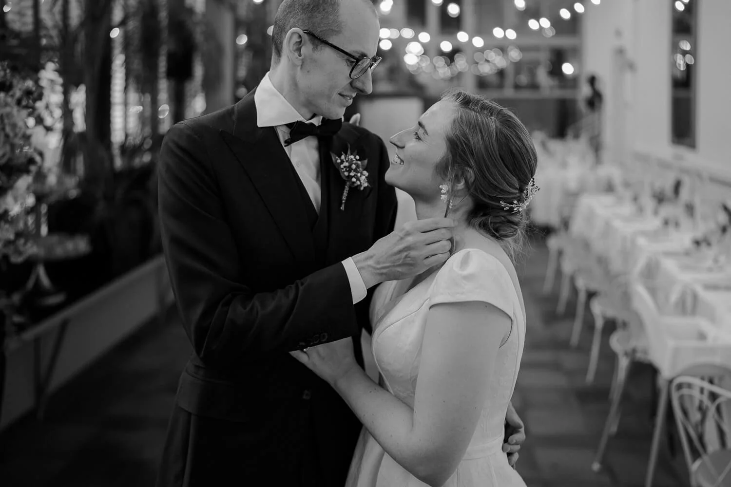 Brautpaar im Saal mit Lichterketten