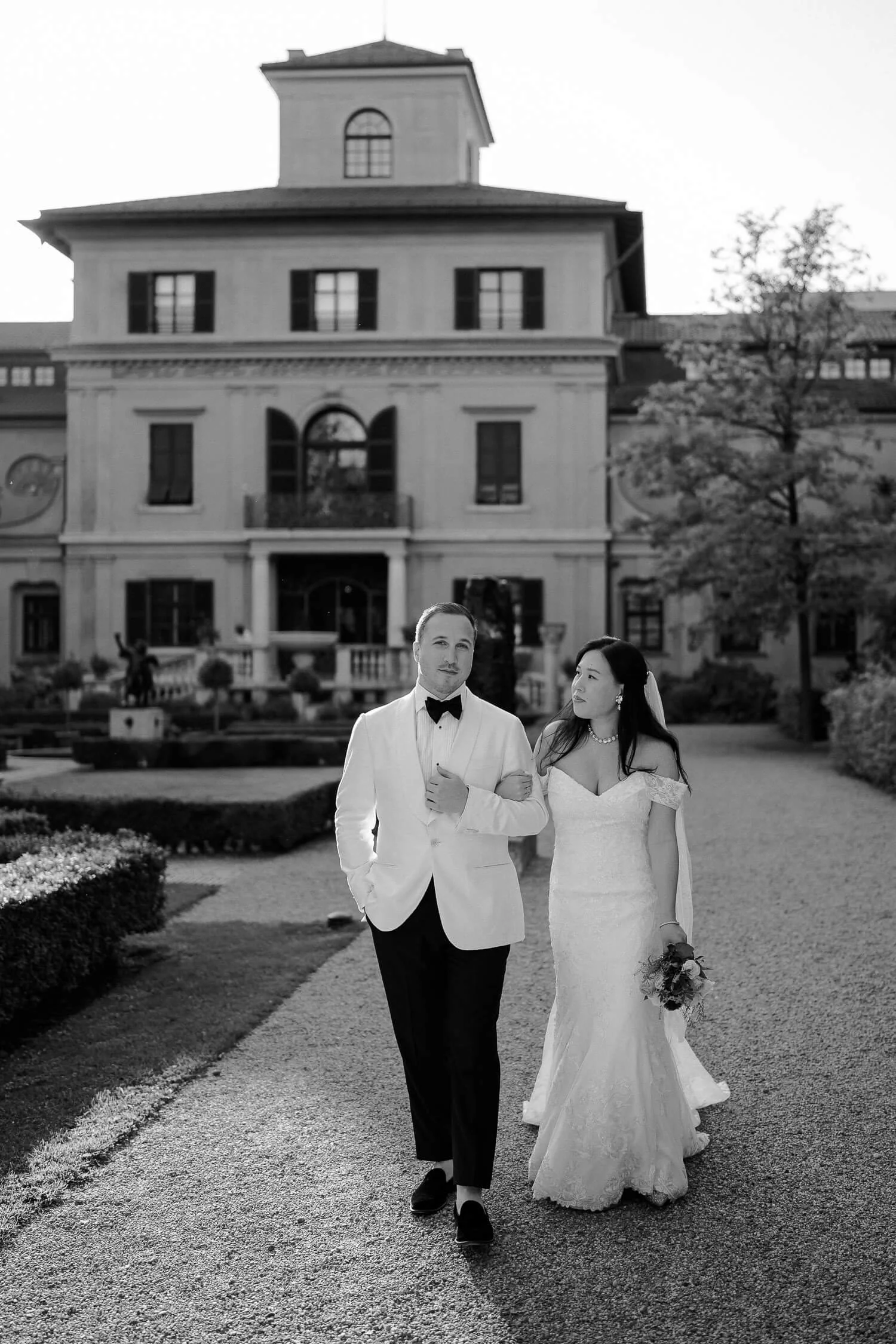 Brautpaar spaziert durch Garten einer Villa in München