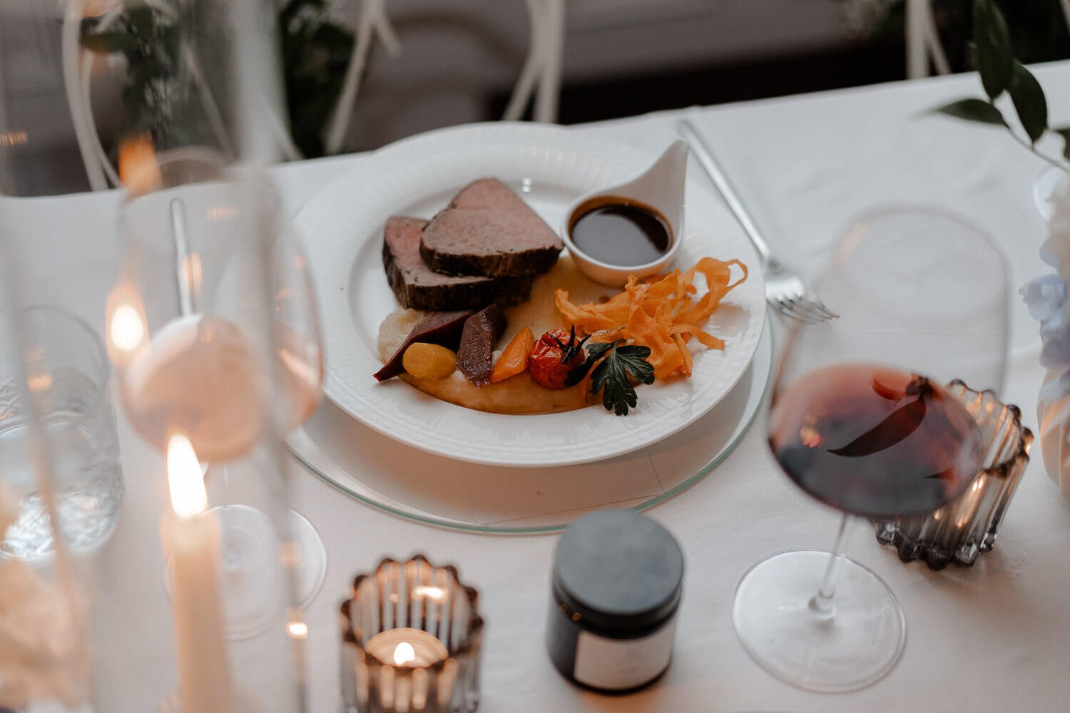Feines Hochzeitsessen mit Pasta auf weißem Teller serviert