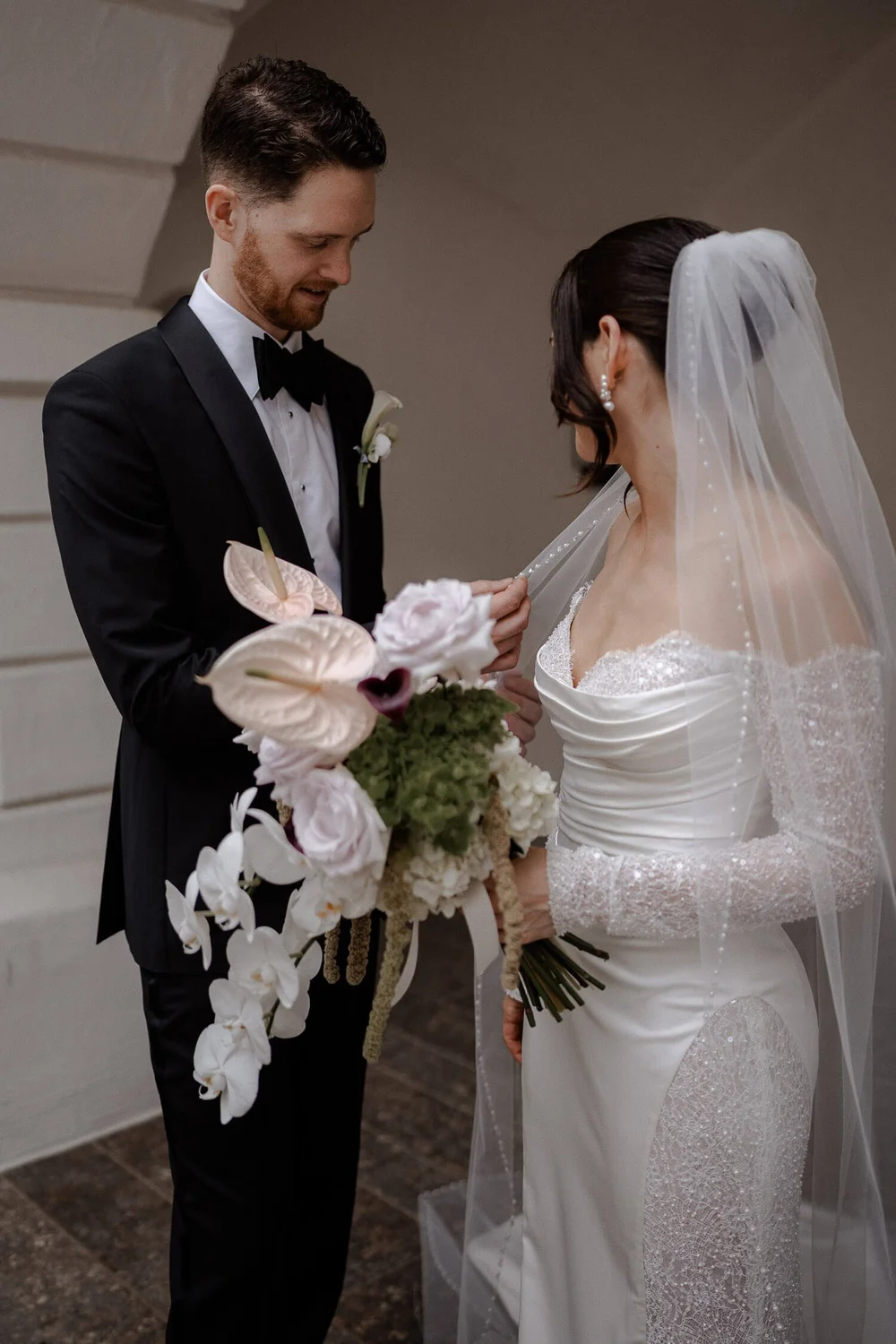 Intimer Moment mit Brautstrauß