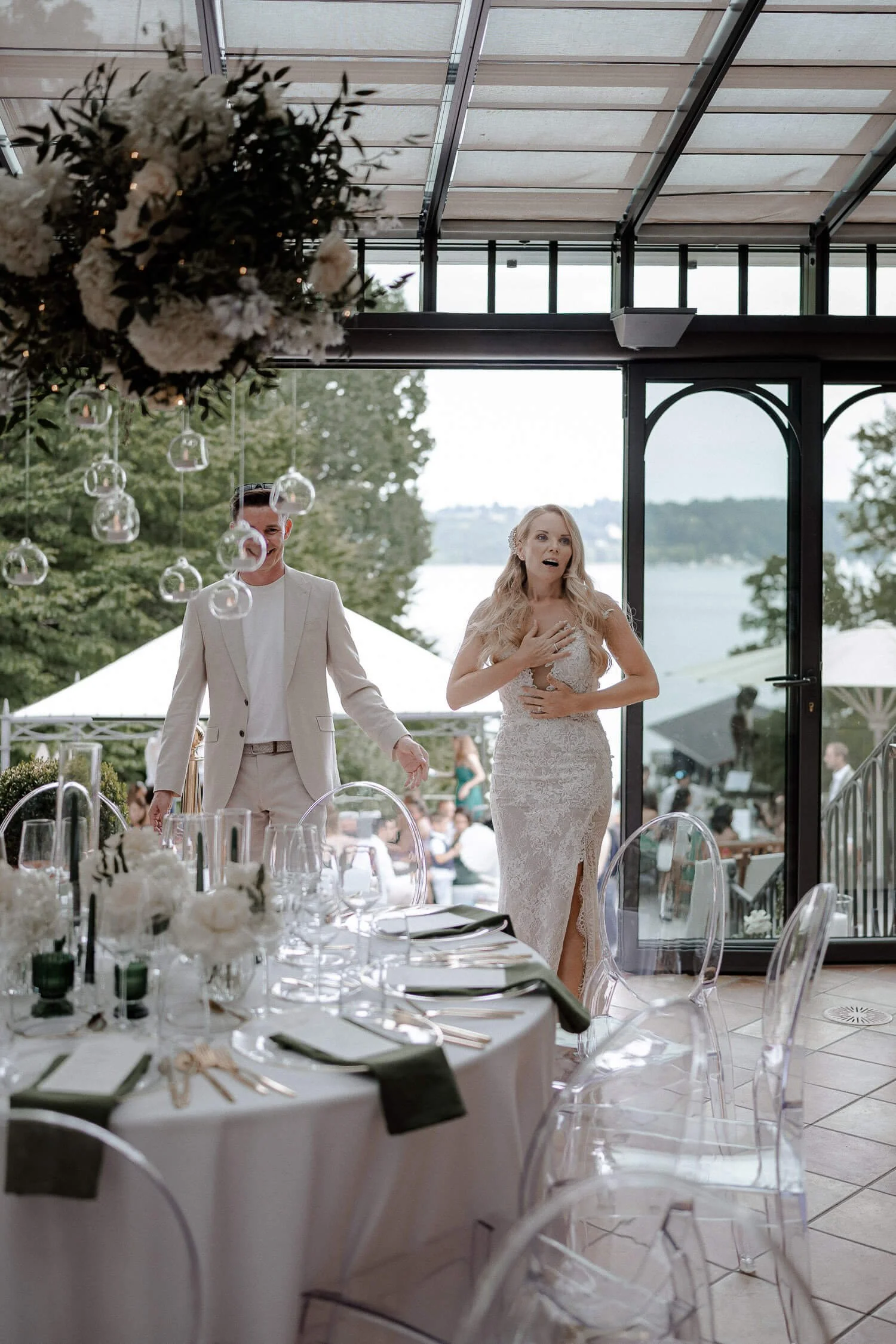 Braut und Bräutigam betreten emotional den Festsaal vom La Villa Starnberg