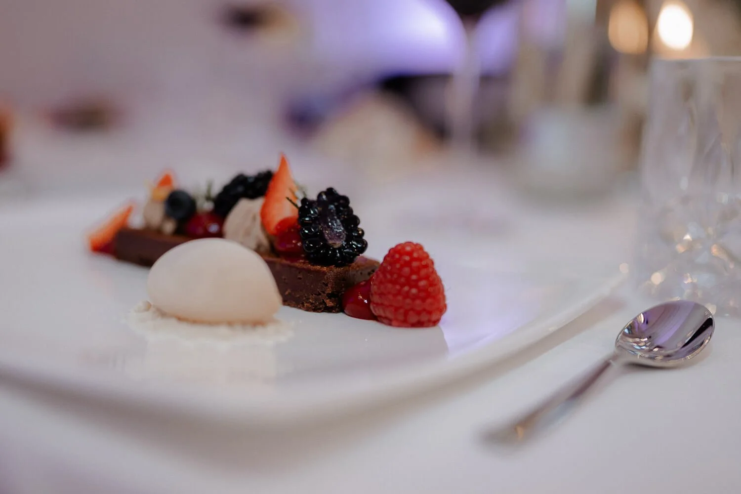 Hochzeitdessert mit Beeren und Eis im Schloss Hohenkammer serviert.