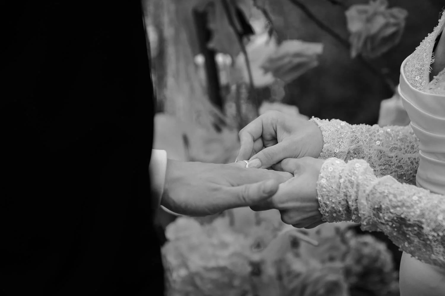 Emotionale Ringübergabe bei der Hochzeit.