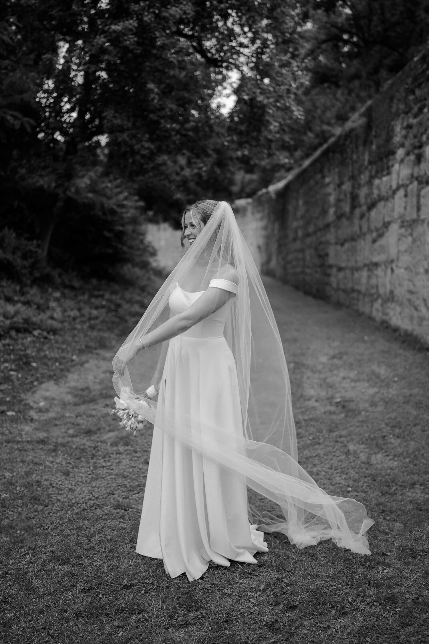 Braut mit langem Schleier im Freien – stilvolle Hochzeitsfotos
