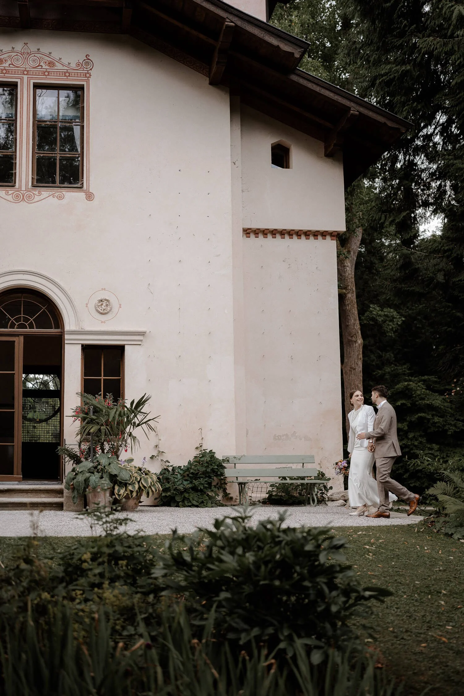 Brautpaar vor Villa auf der Roseninsel – standesamt roseninsel starnberger see