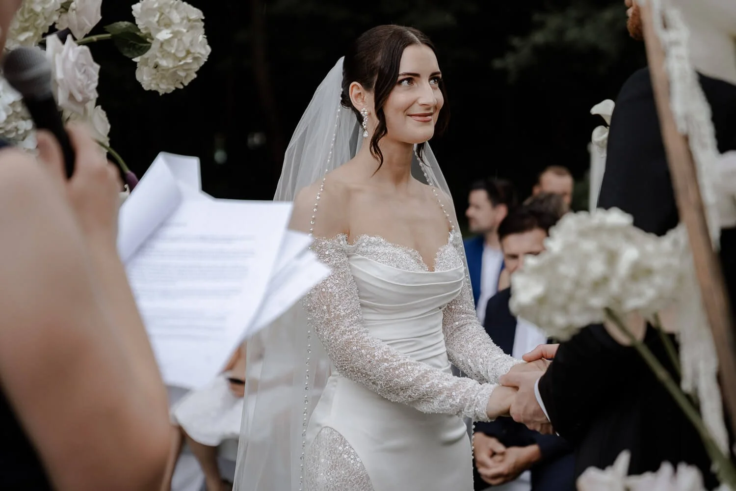 Hochzeitspaar bei freier Trauung im Garten von Schloss Hohenkammer.