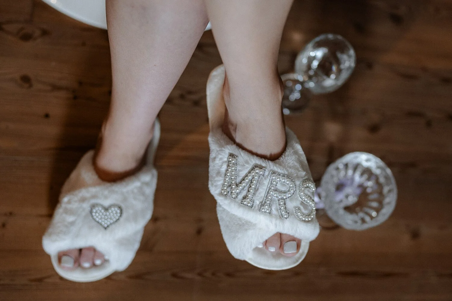 Braut trägt flauschige „Mrs“-Hausschuhe