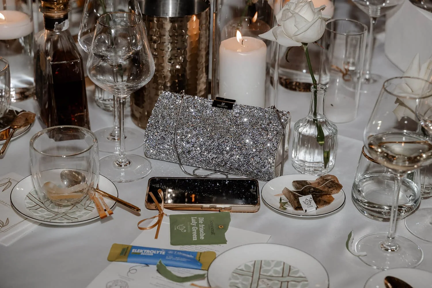 Table Details – Clutch, Kerzen &amp; elegante Dinner-Atmosphäre