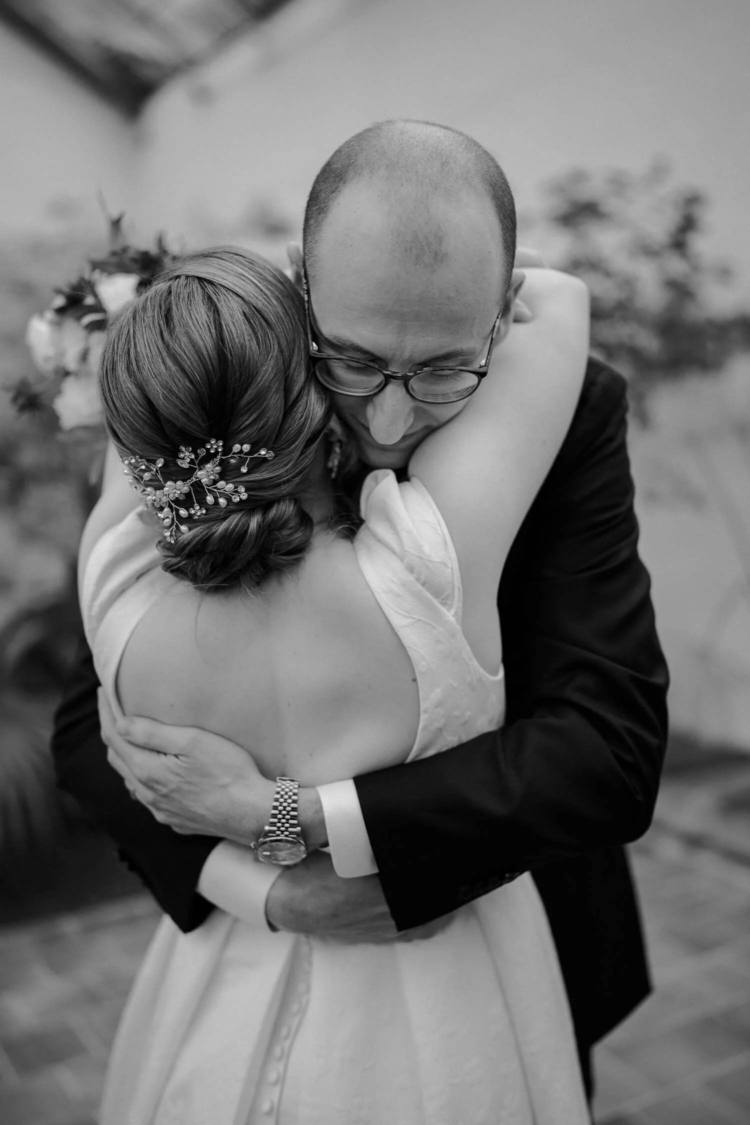 Brautpaar umarmt sich nach der freien Trauung