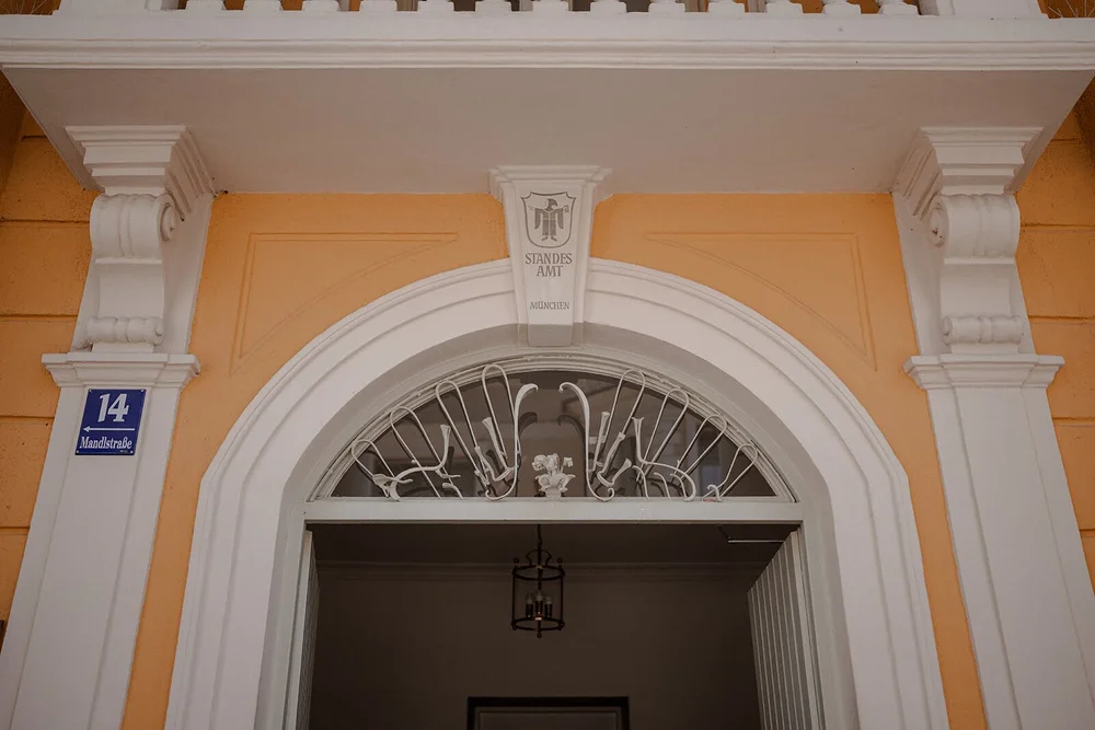 Eingang des Standesamt München Mandlstraße mit Hausnummer 14