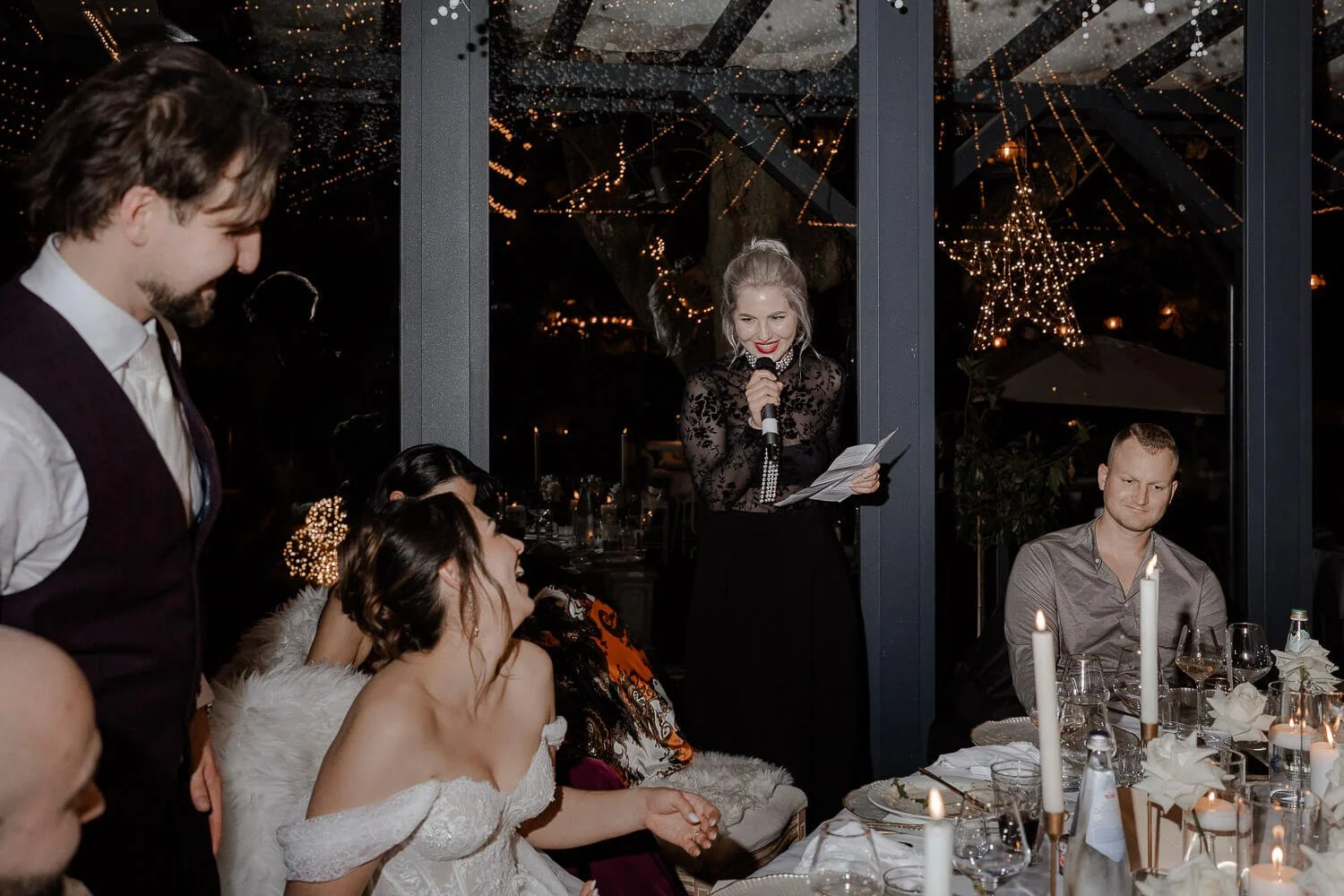 Wintergarten von außen – Lichterketten &amp; volle Tafel