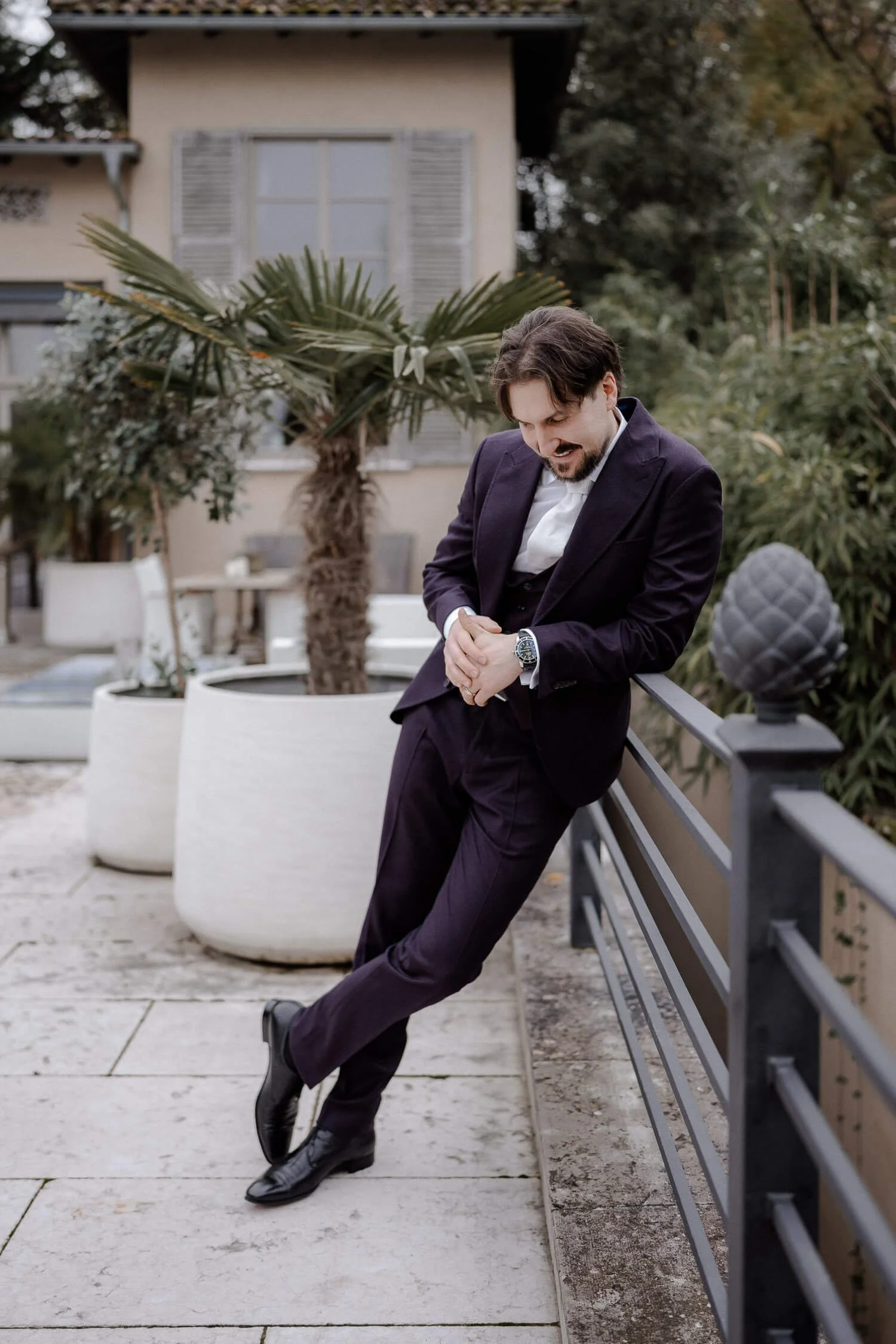 Bräutigam im Anzug am Pool