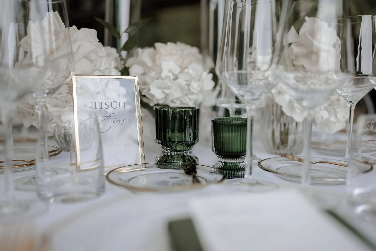 Elegant gedeckter Tisch mit Tischkarte bei Hochzeit im La Villa am Starnberger See