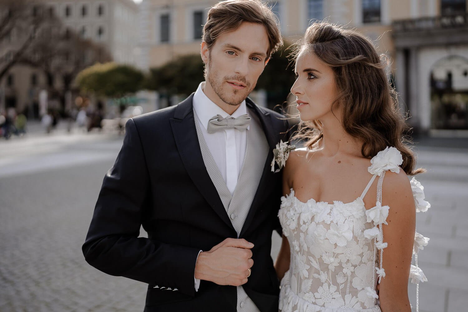 Brautpaar auf einem Platz in München in der Sonne