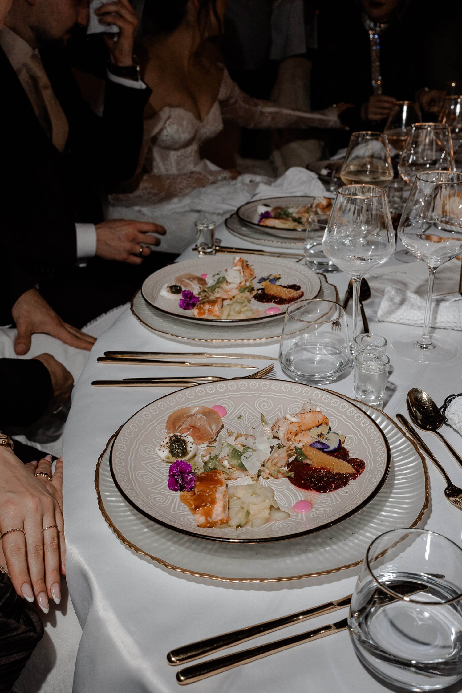 Fine-Dining Close-up – Hochzeitsmenü &amp; stilvolles Table Setting