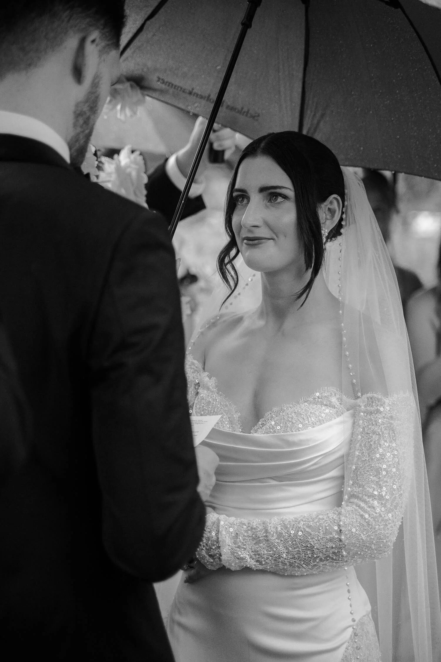 Braut blickt Bräutigam bei Gelübde an