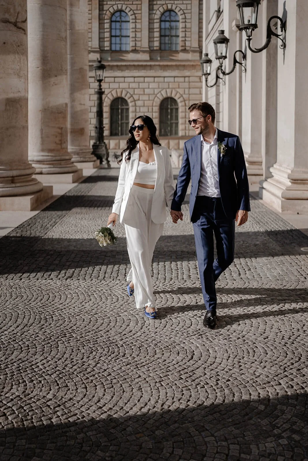 Brautpaar geht und lacht dabei