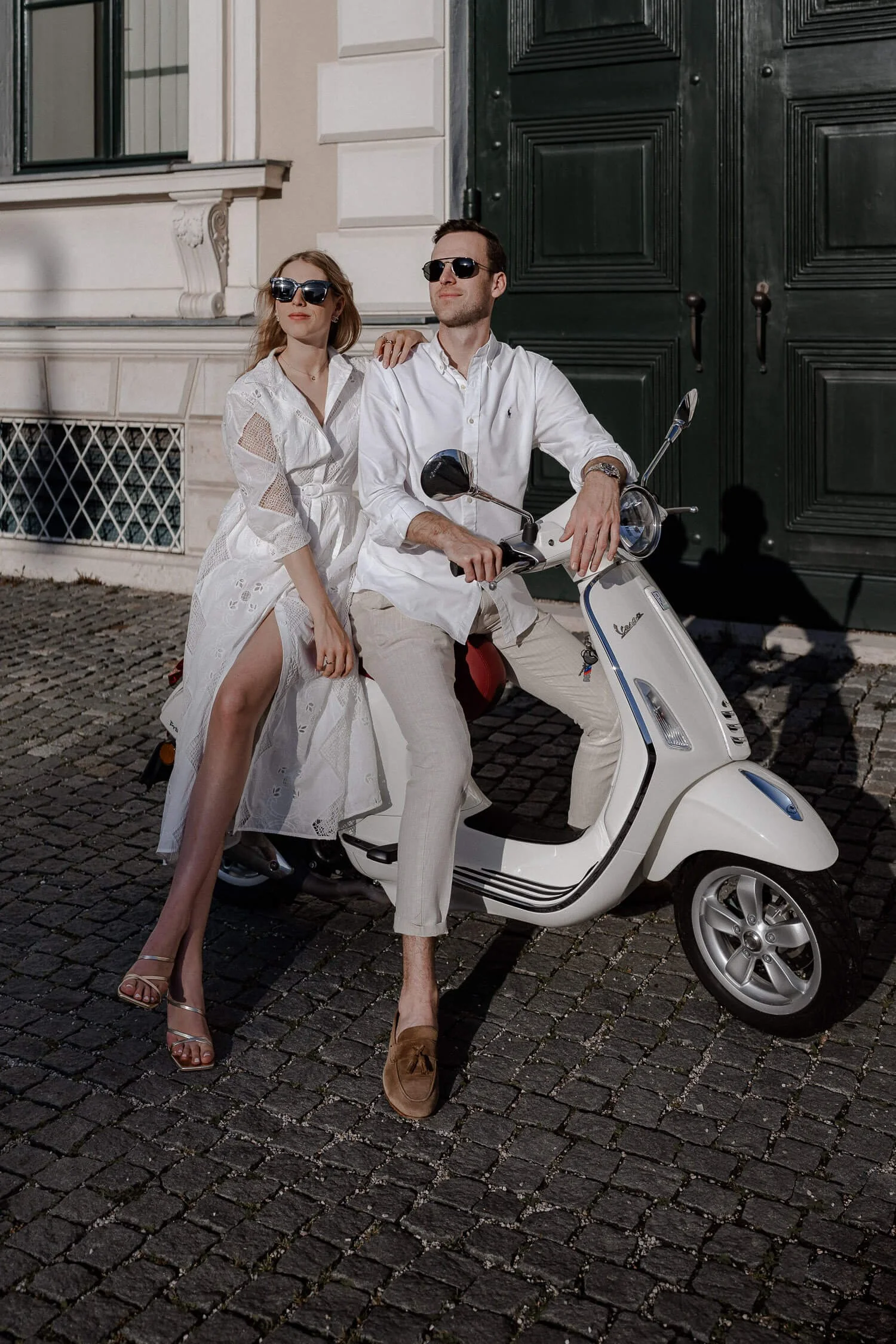 Fotoshooting für Paare in München mit stylischem Outfit auf Roller