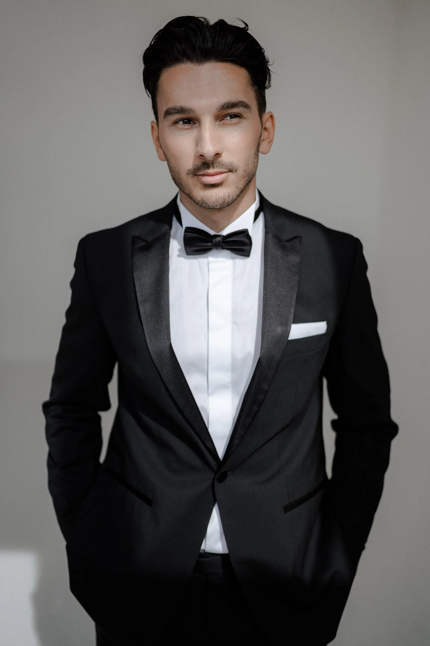 Bräutigam in der Sonne nach dem Getting Ready und vor der Trauung.