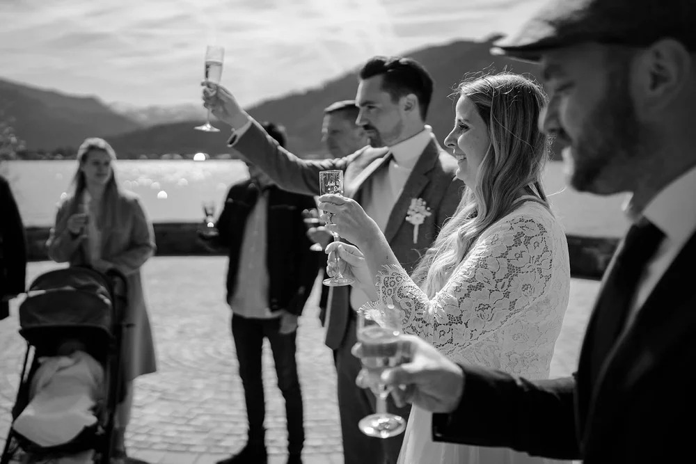 Brautpaar-Anstossen-Champagner-Tegernsee.jpg