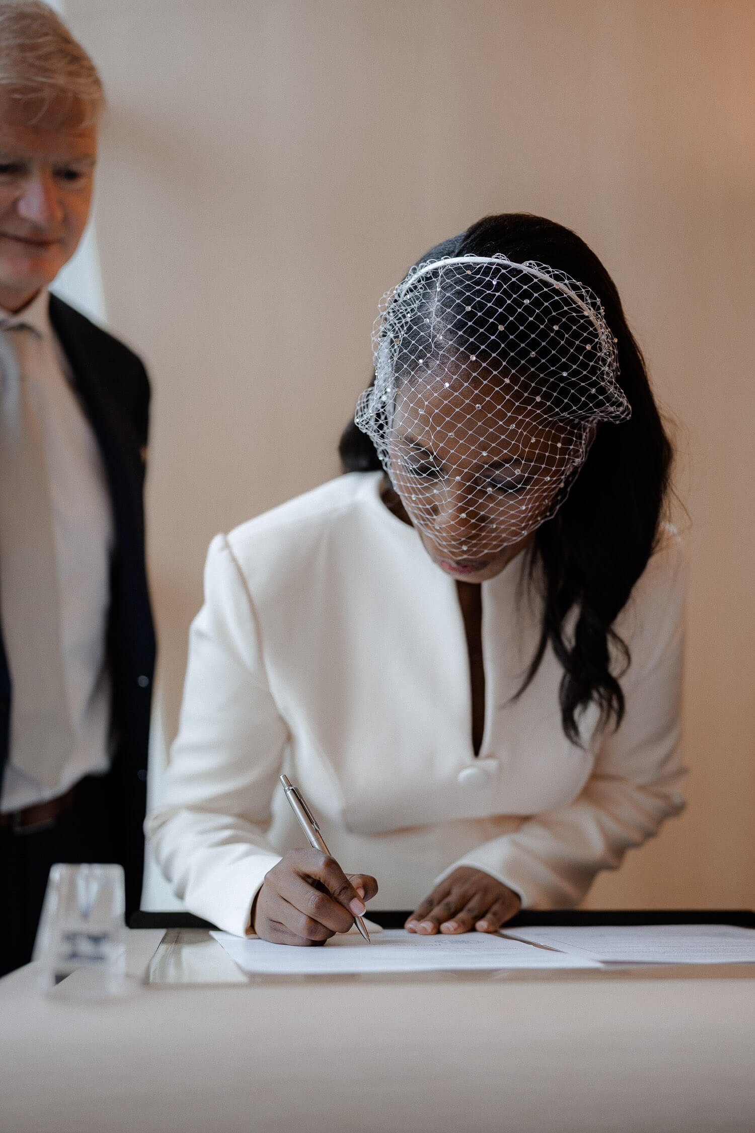 Braut unterschreibt im Standesamt München Ruppertstraße die Heiratsurkunde