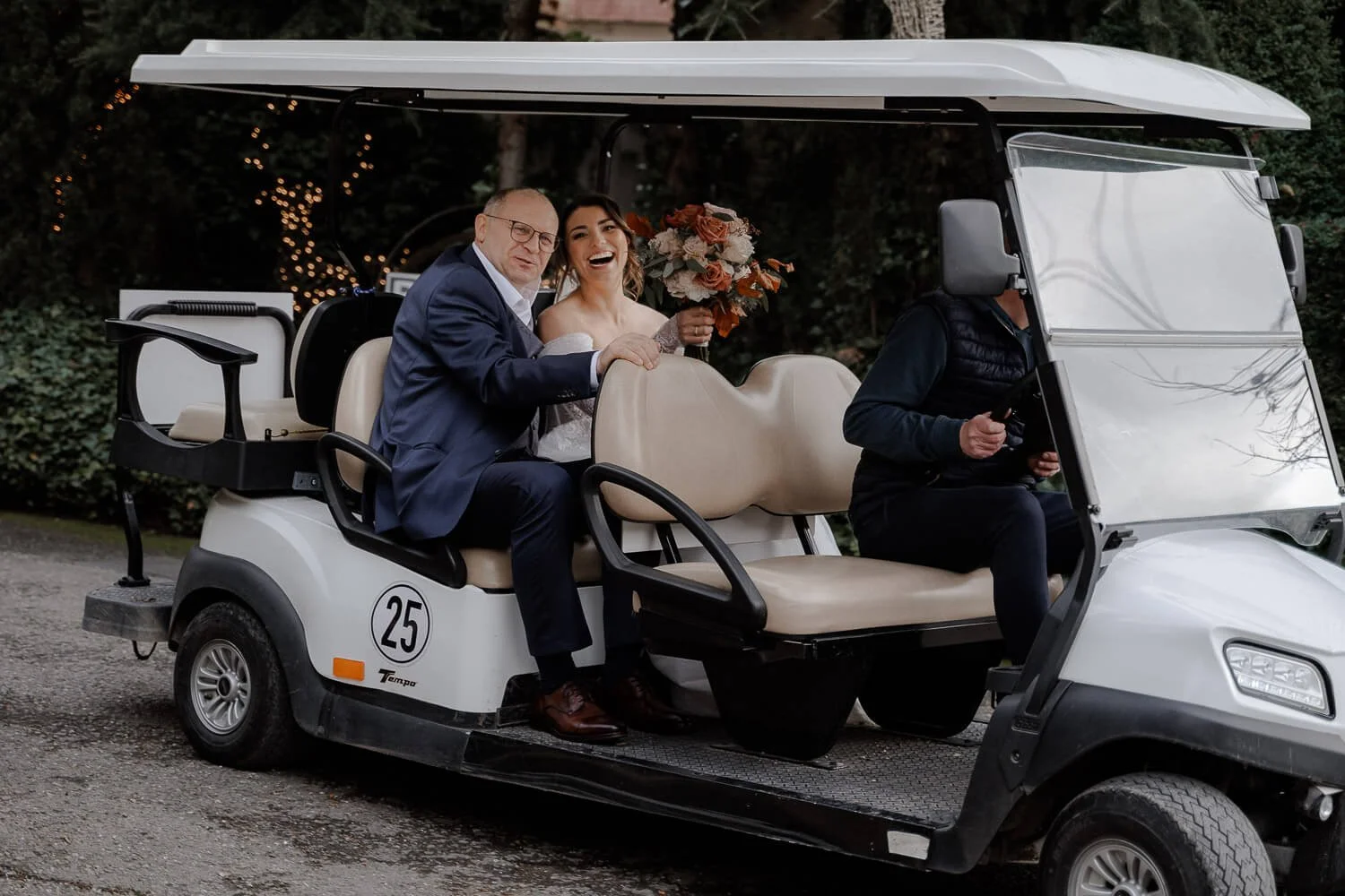 Ankunft im Golfcart – Morrhof Hochzeit in Großkarlbach