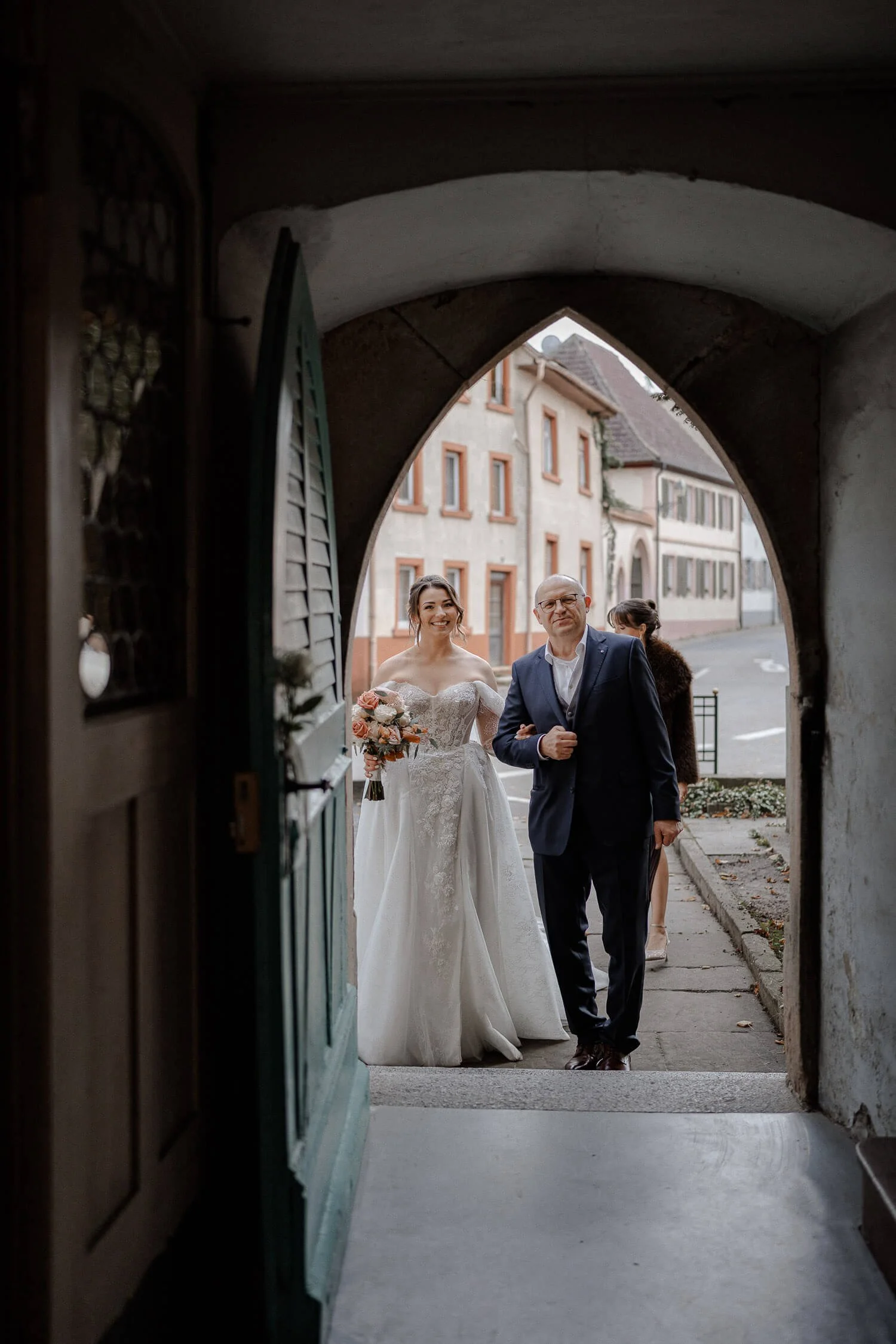 Braut-Vater-Einzug-Kirche.jpg
