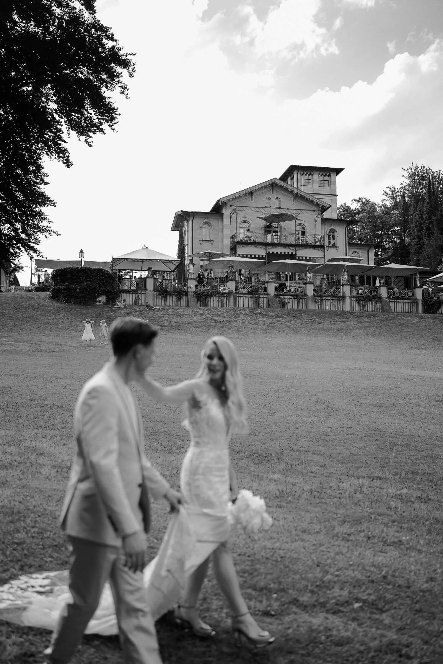 Brautpaar vor dem La Villa in Schwarz-Weiß