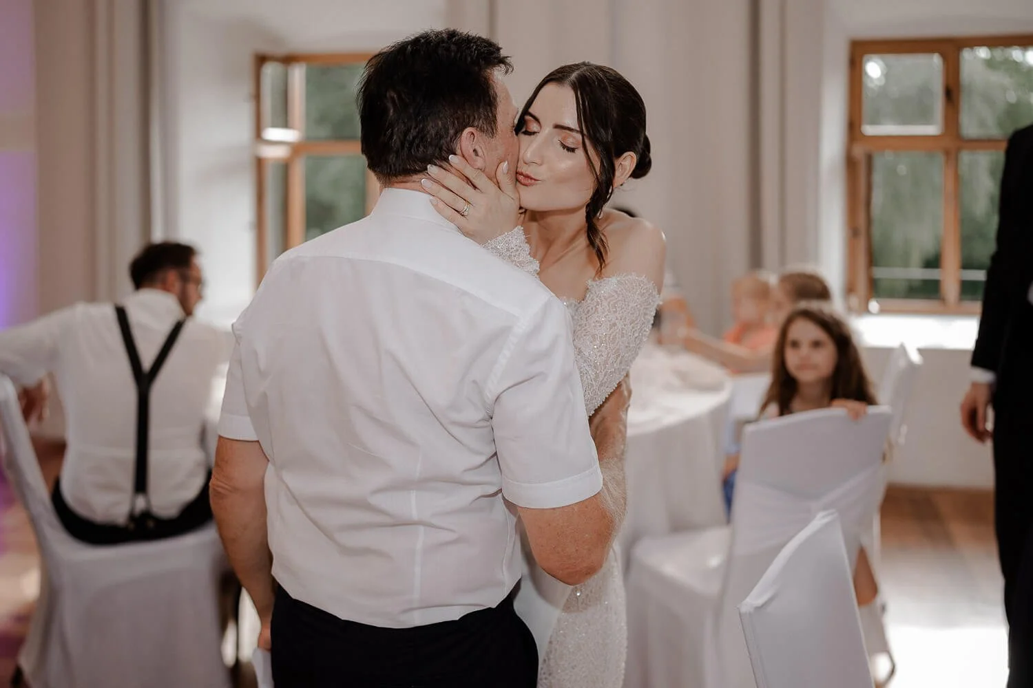 Emotionaler Vater-Tochter-Tanz auf Hochzeit in Bayern.