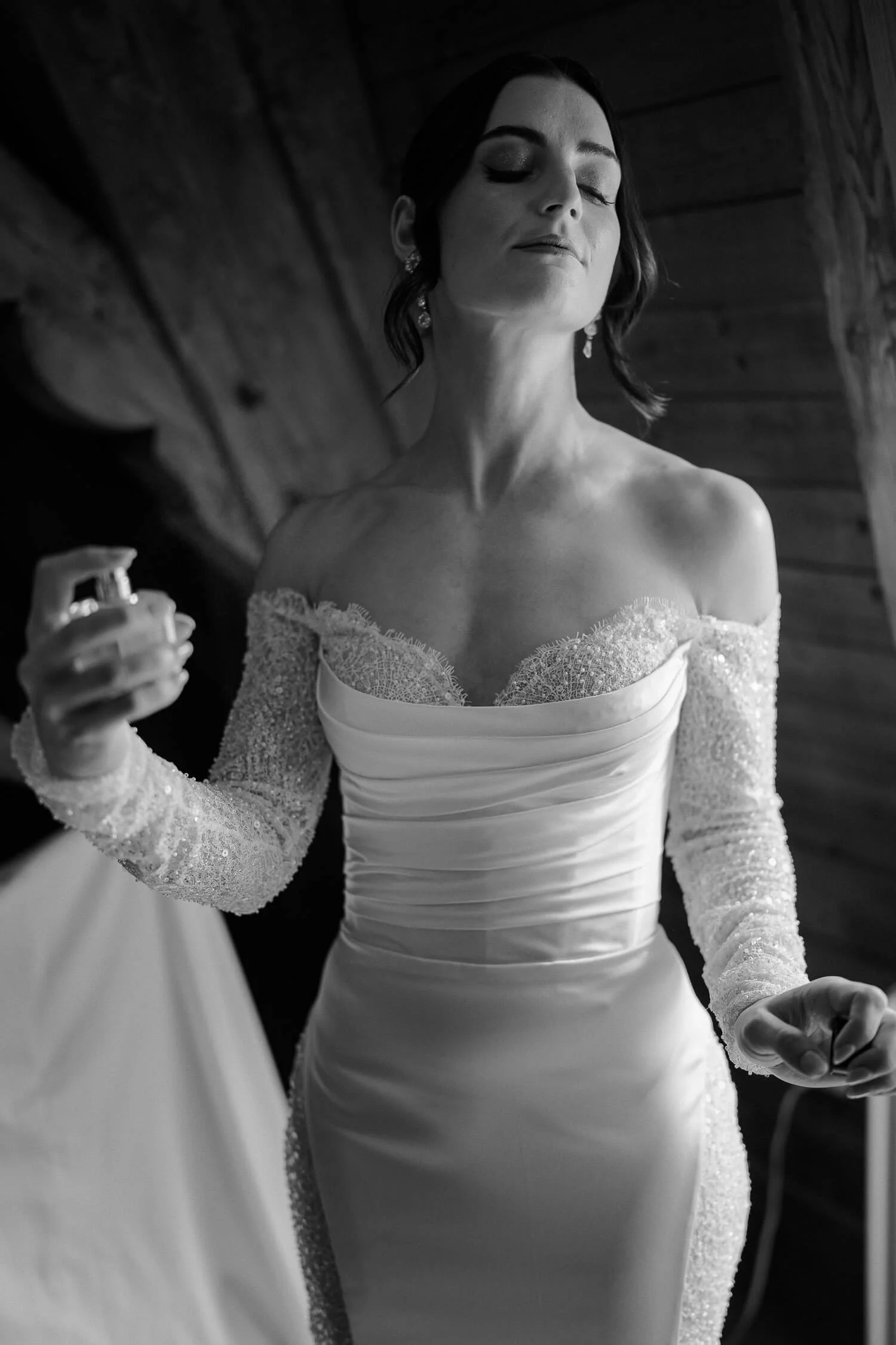 Braut bereitet sich mit Parfum auf Trauung vor.